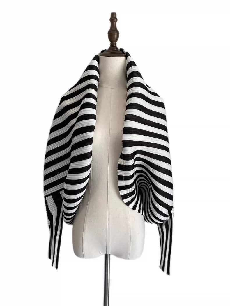 Issey Miyake Issey Miyake size:one size Black and white pleated zebra c Size XS / US 0-2 / IT 36-38 - 1 Thumbnail