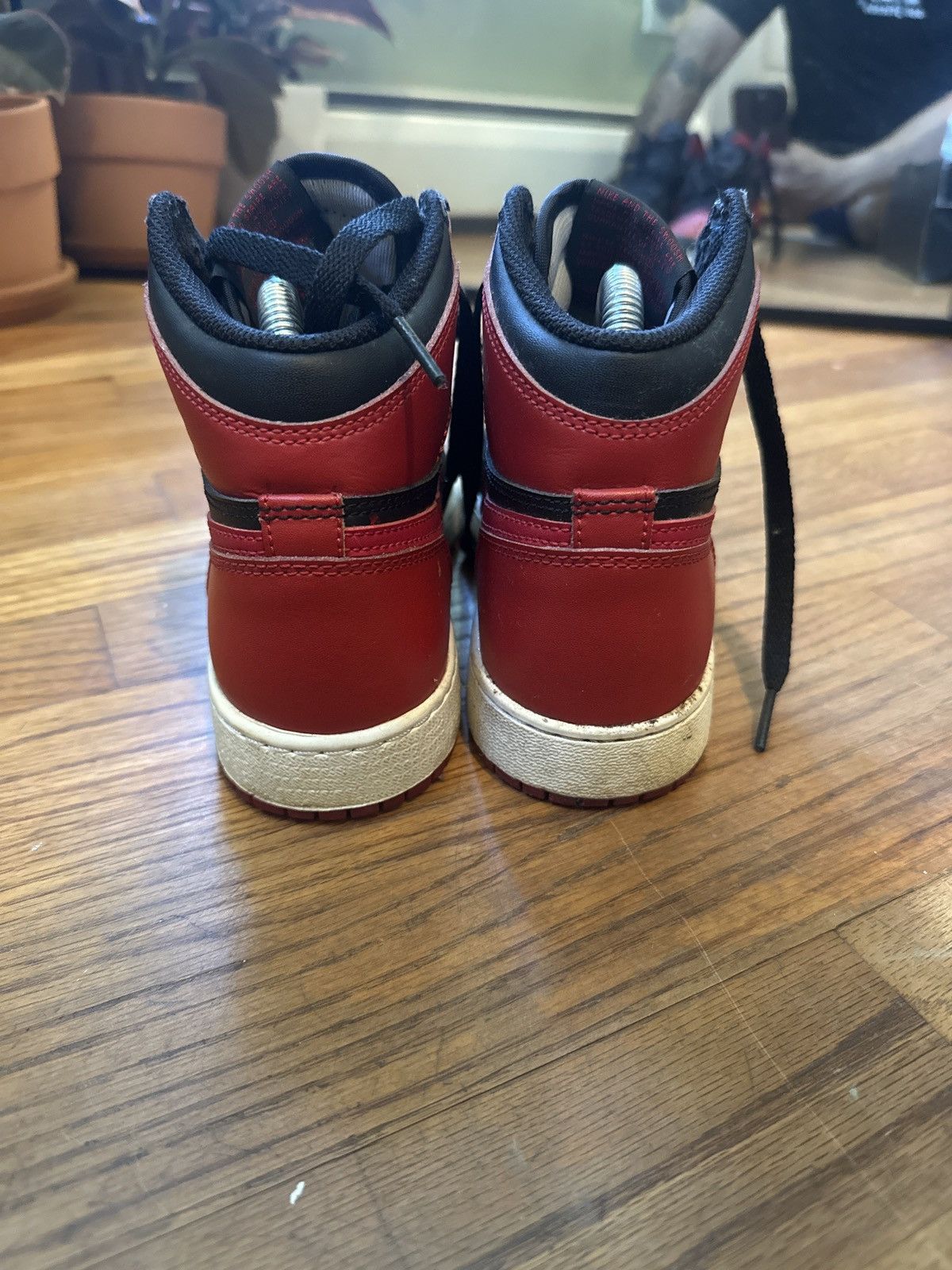 Jordan Brand (GS) Air Jordan 1 Retro High OG 'Banned' 2016 Size US 4.5 / IT 34.5 - 2 Thumbnail
