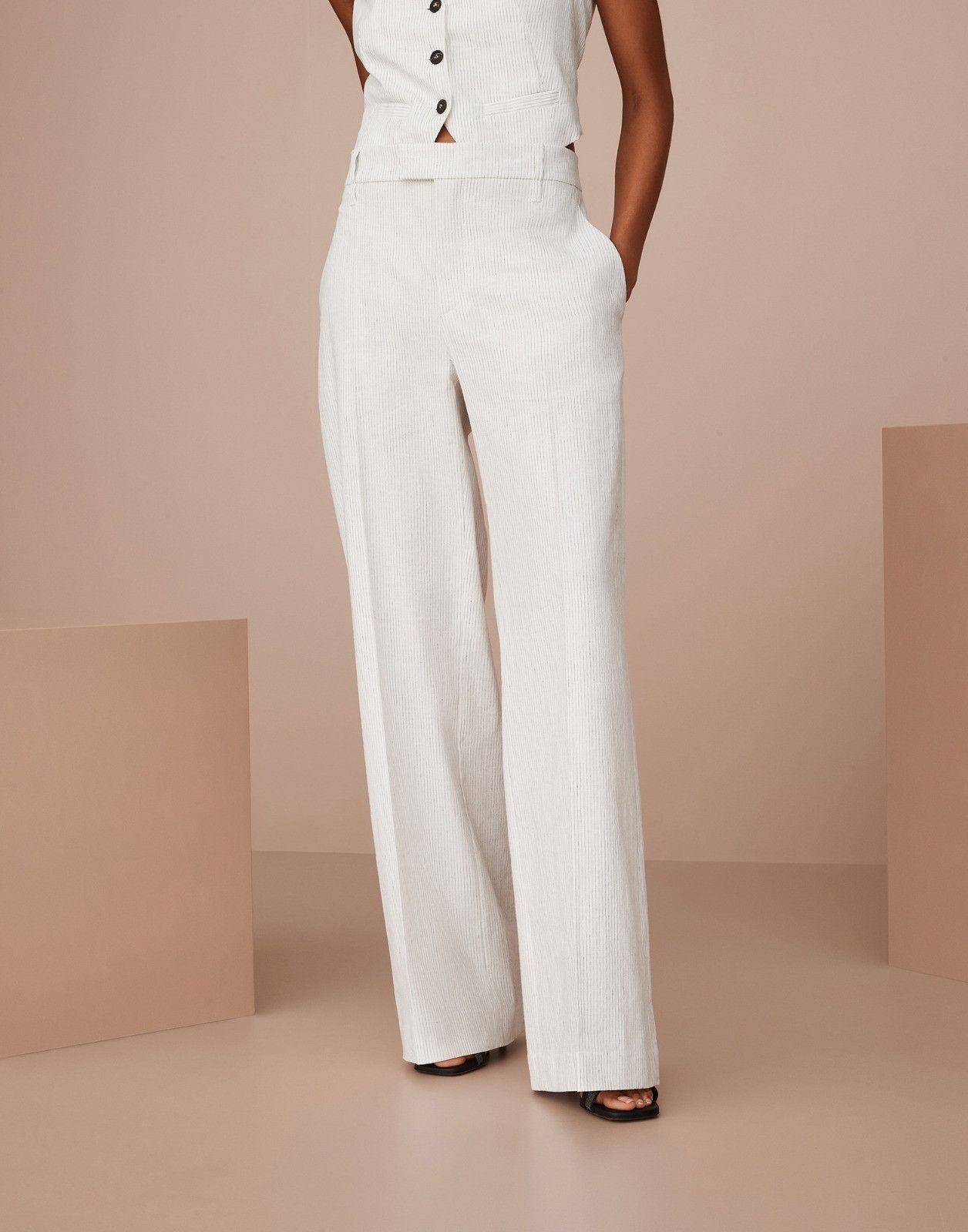 Brunello Cucinelli o1la1rc1a0425 Pant in White Size 28" / US 6 / IT 42 - 1 Thumbnail