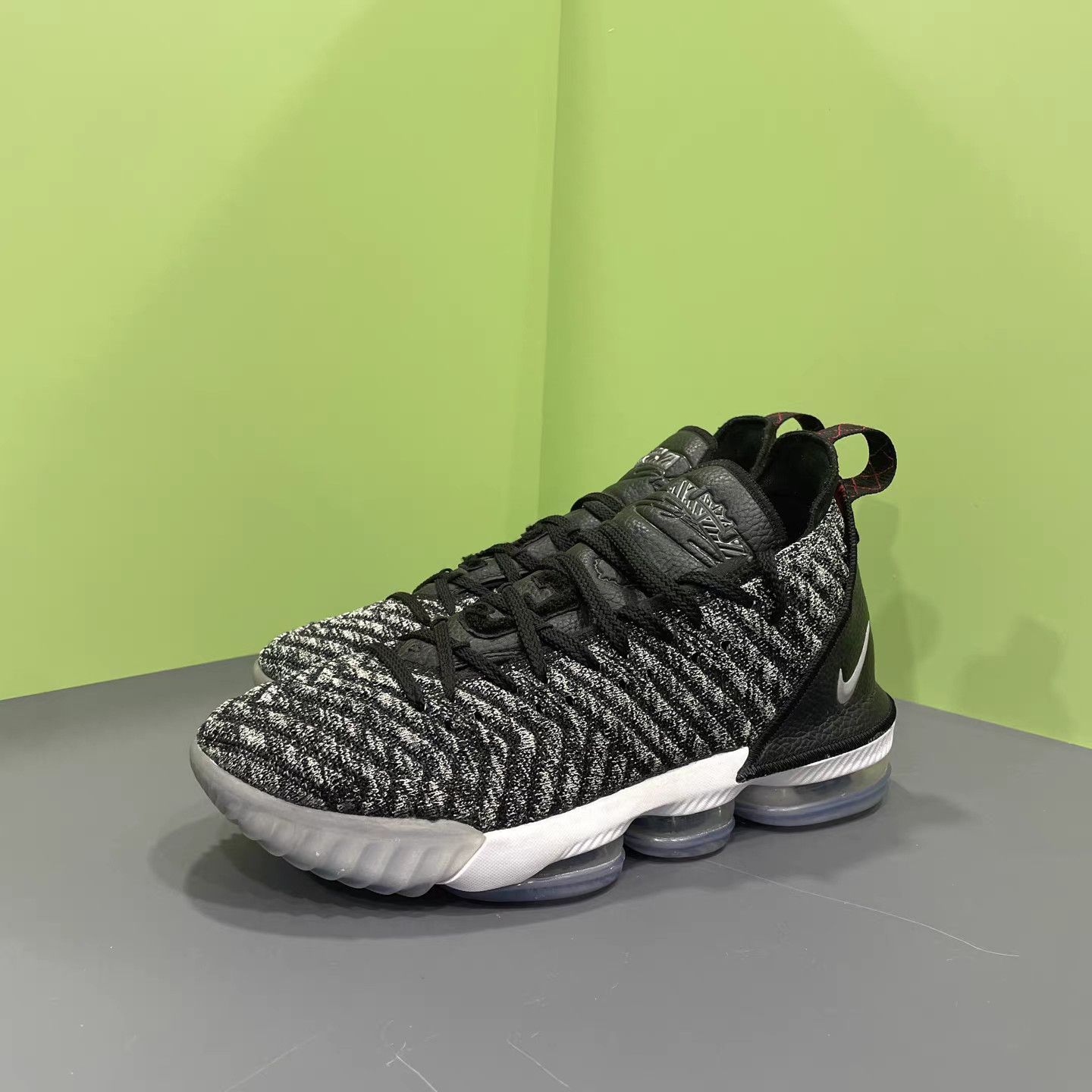 Nike Nike LeBron 16 Basketball Shoes K15 Size US 9.5 / EU 42-43 - 1 Thumbnail