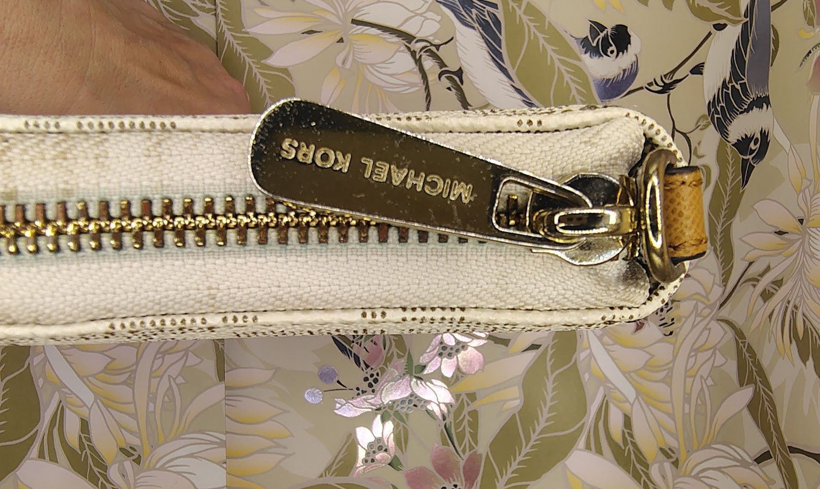 Michael Kors Michael Kors Wallet in the vanilla signature-print canvas. Size ONE SIZE - 5 Thumbnail