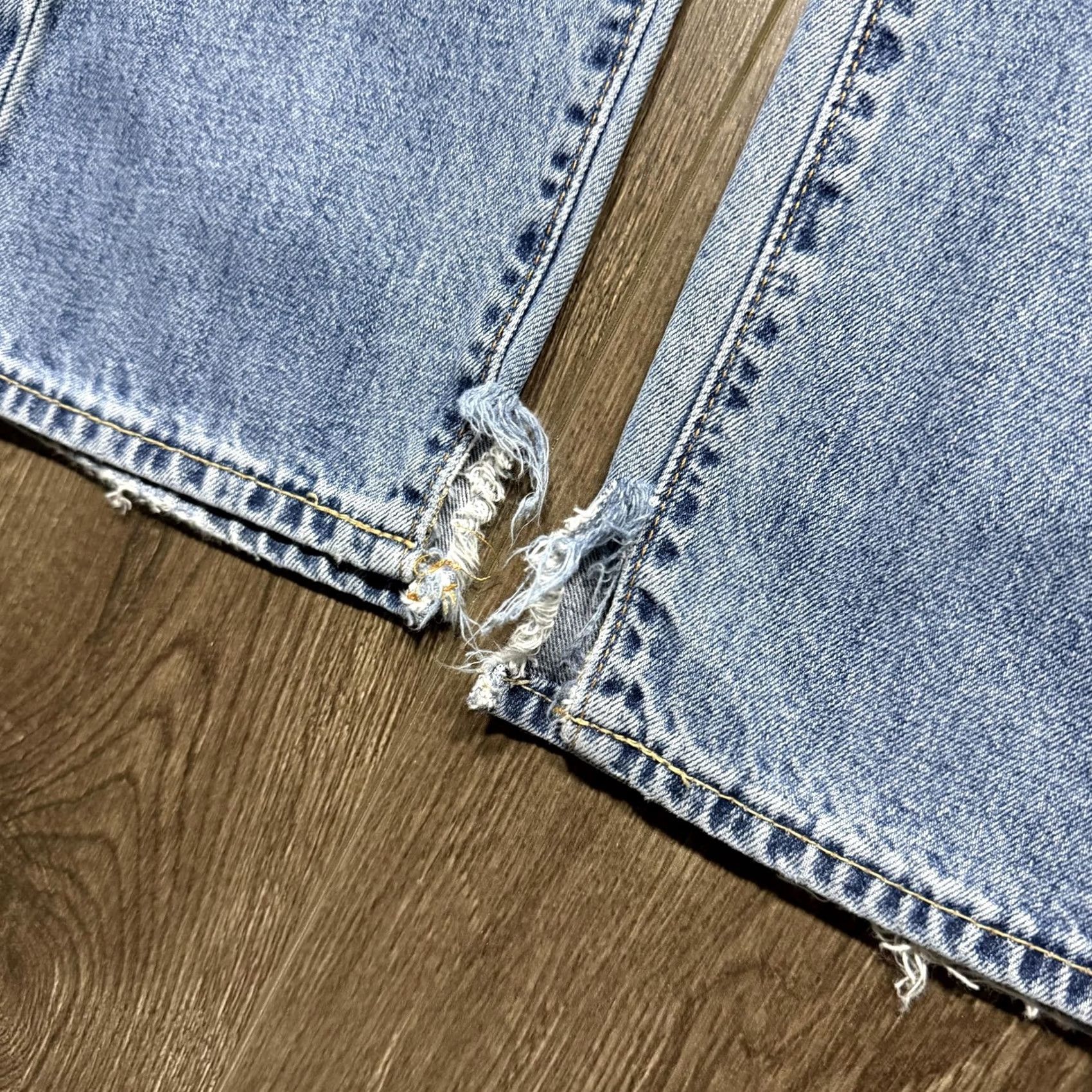 Abercrombie & Fitch Abercrombie & Fitch Jeans Straight 32x34 Y2K Blue Light Wash Distressed Fits Size US 32 / EU 48 - 4 Thumbnail