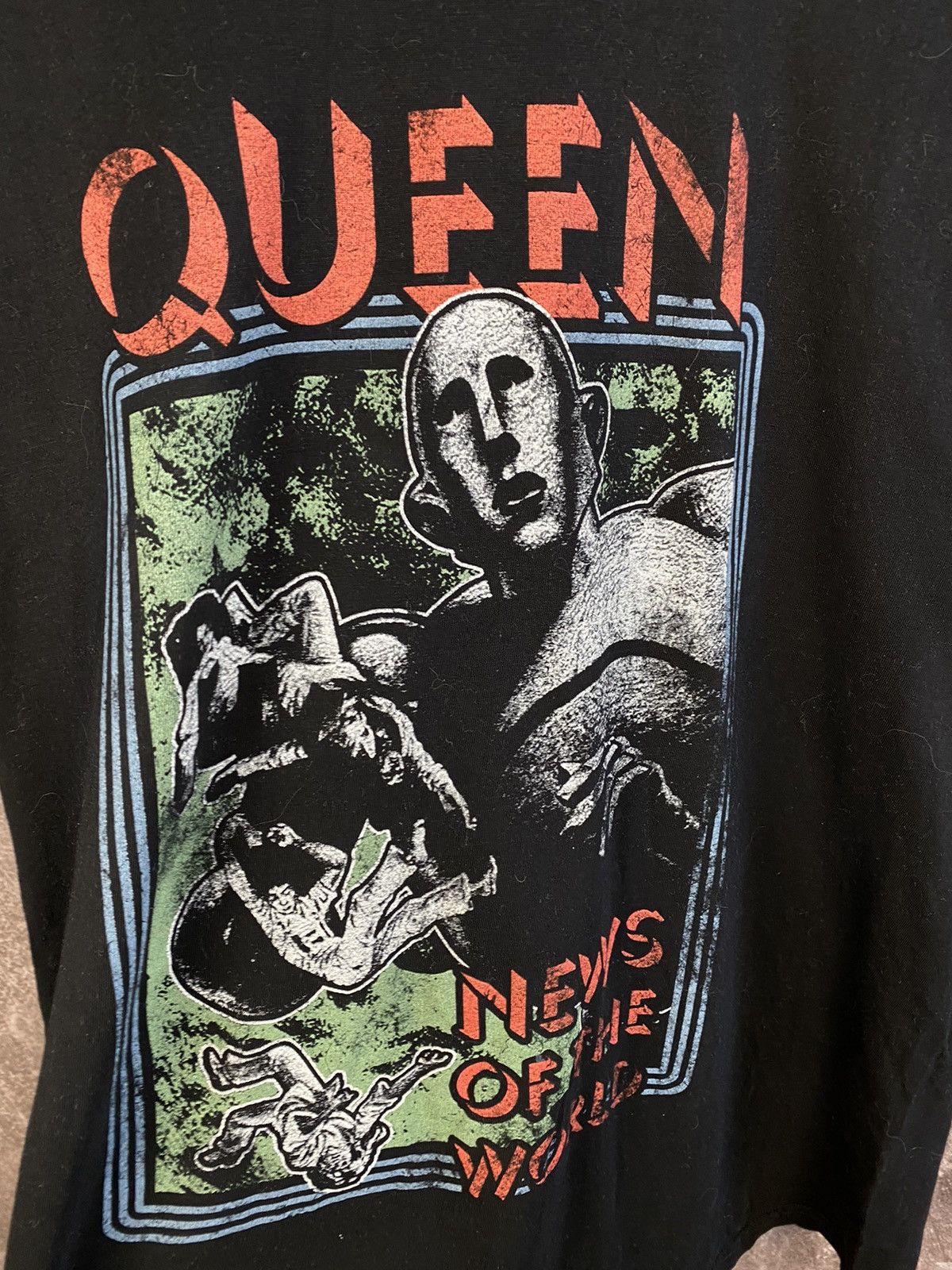 Vintage Queen News Of The World Shirt Size US M / EU 48-50 / 2 - 2 Thumbnail