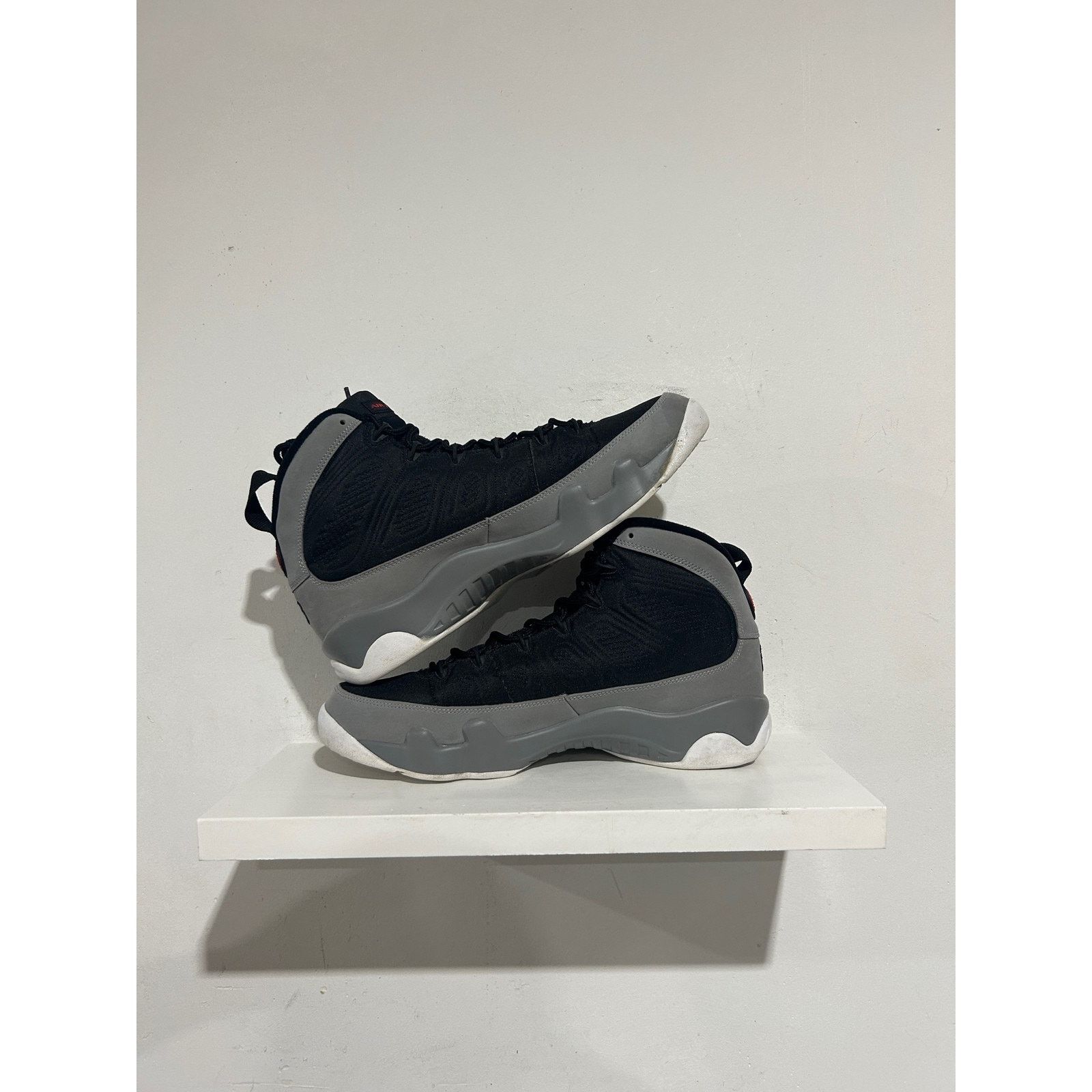 Nike JORDAN 9 RETRO PARTICLE GREY SIZE 12 PREOWNED Size US 12 / EU 45 - 2 Thumbnail