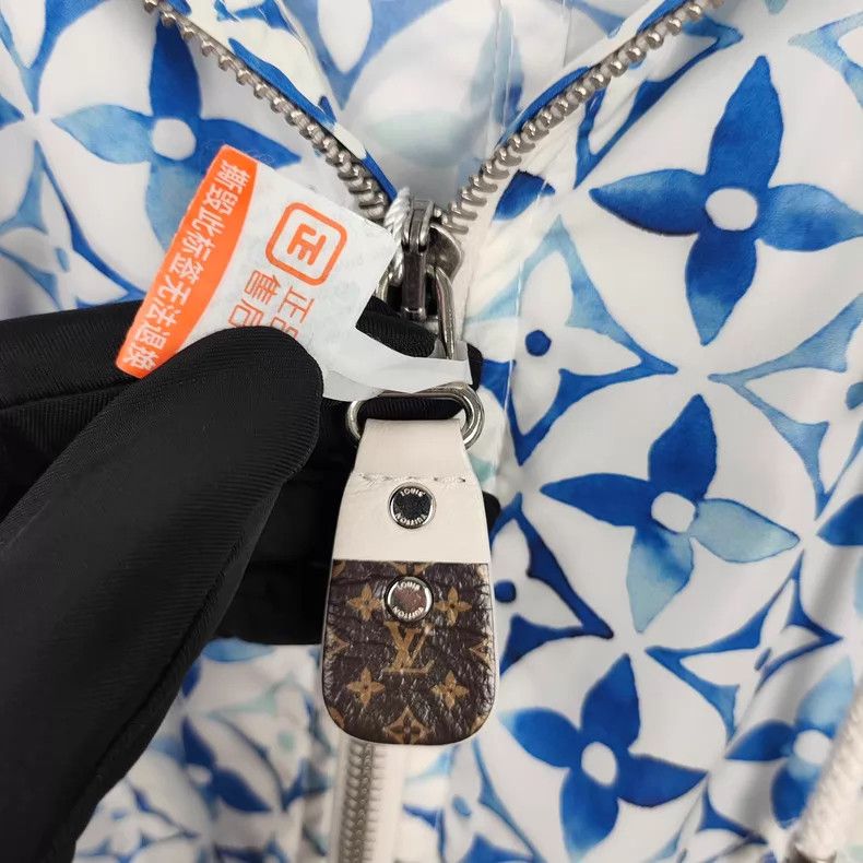 Louis Vuitton Louis Vuitton Full logo sunscreen jacket Size XXS / US 00 / IT 34 - 5 Thumbnail