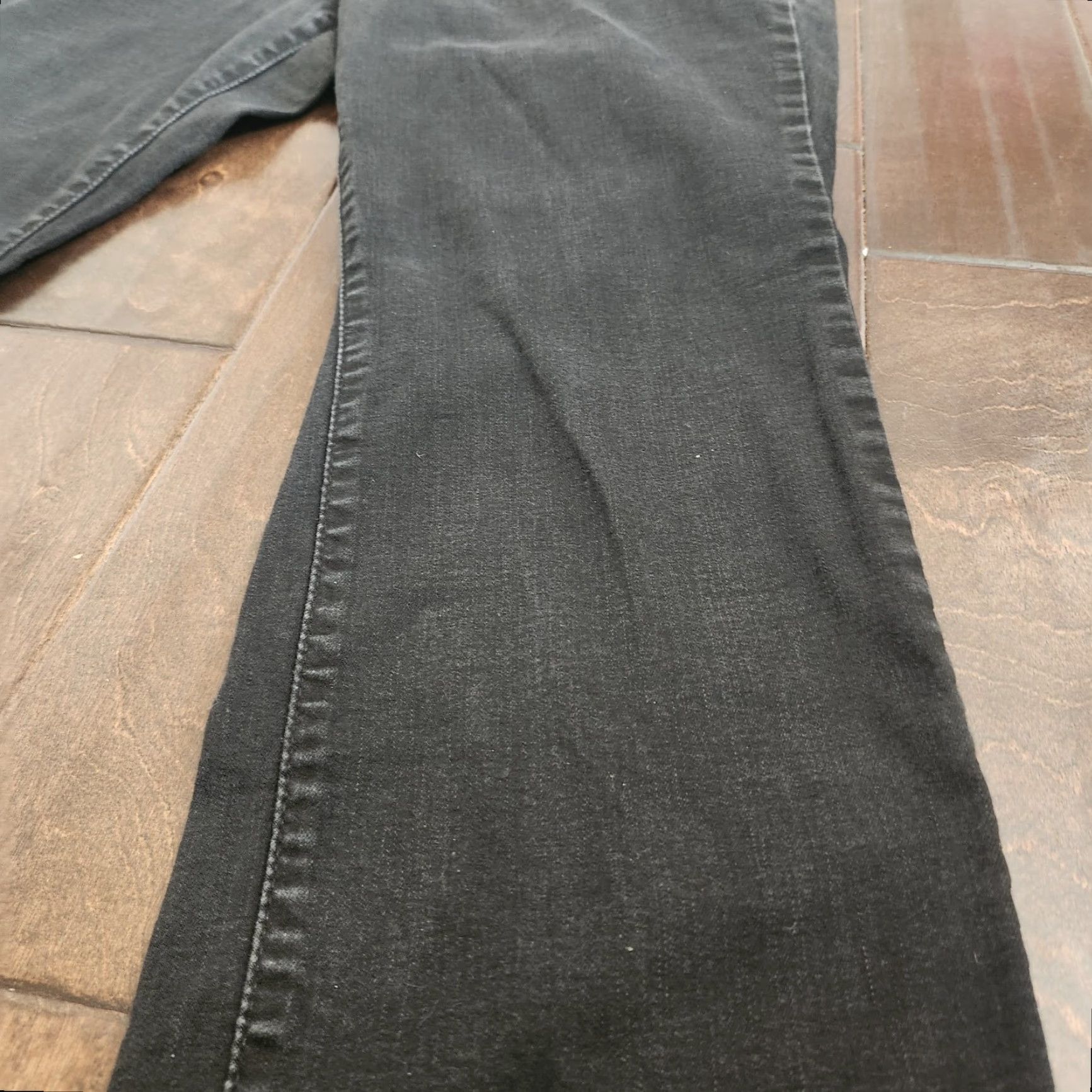 Levi's Levi’s Women’s 18W Black Classic Straight Jeans Mid Rise Stretch Button Zip 5-Pocket Denim Jeans Womens Regular Black 18W Staples Straight Jeans Size 40" / US 18 - 6 Thumbnail