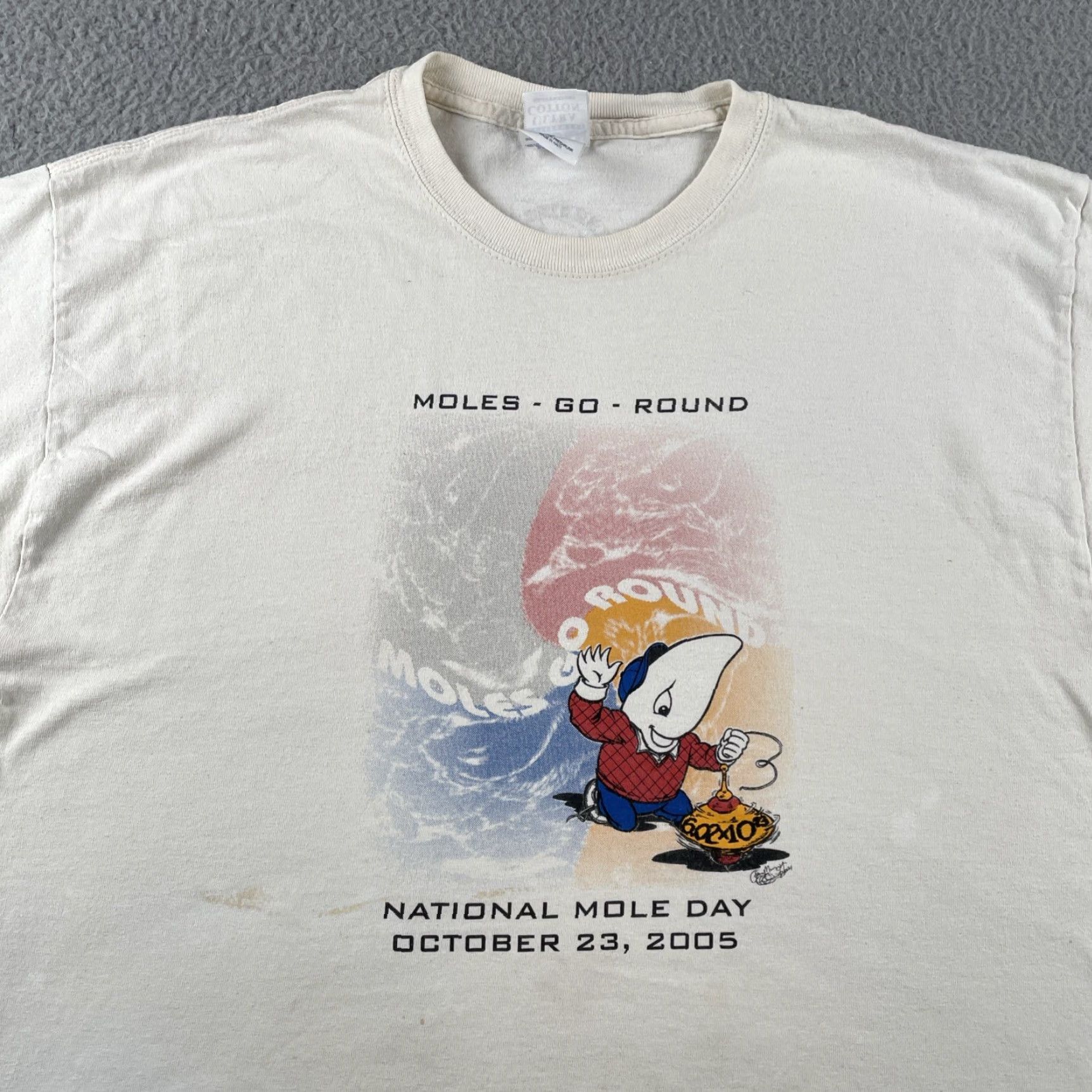Gildan VINTAGE Gildan Mens Large White T Shirt Moles Go Round Mole Day 2005 Y2K Tee Size US L / EU 52-54 / 3 - 2 Thumbnail