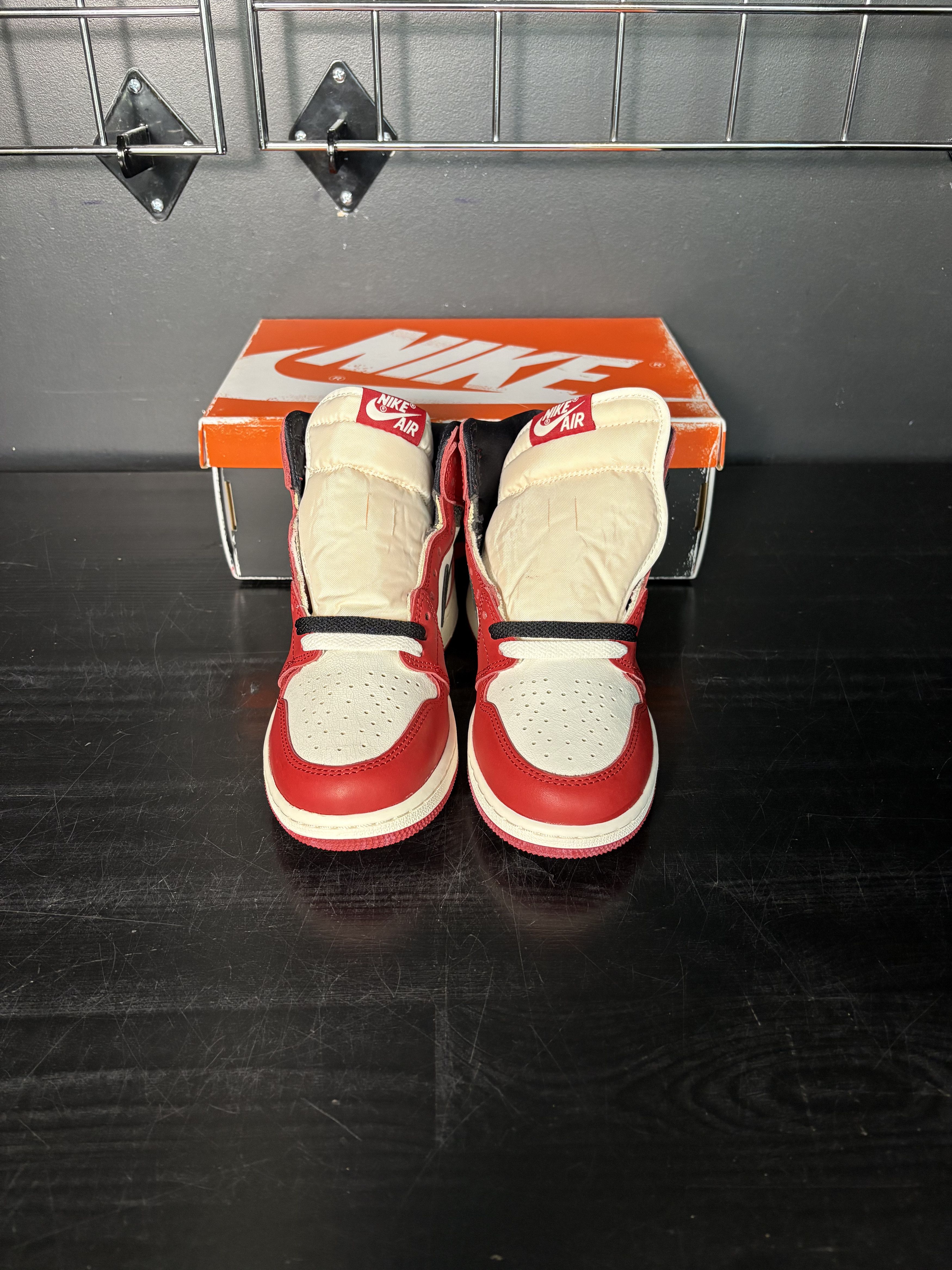 Jordan Brand Air Jordan 1 Retro High OG Chicago "Lost and Found" (GS) Size US 5.5 / EU 38 - 4 Thumbnail
