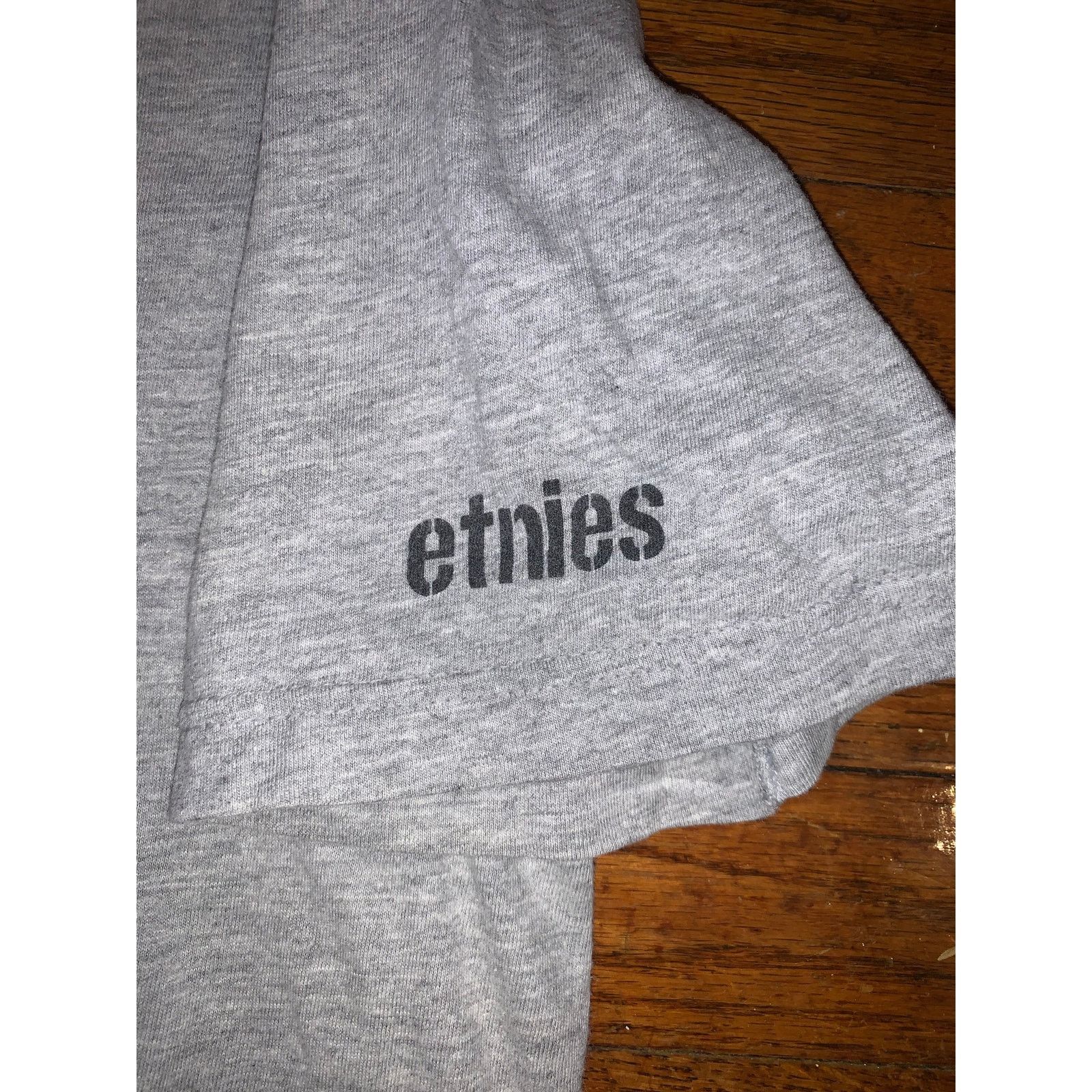 Etnies × Other × Vintage Vintage Etnies Skate T Shirt Large Gray Y2K Logo Tee Size US L / EU 52-54 / 3 - 4 Thumbnail