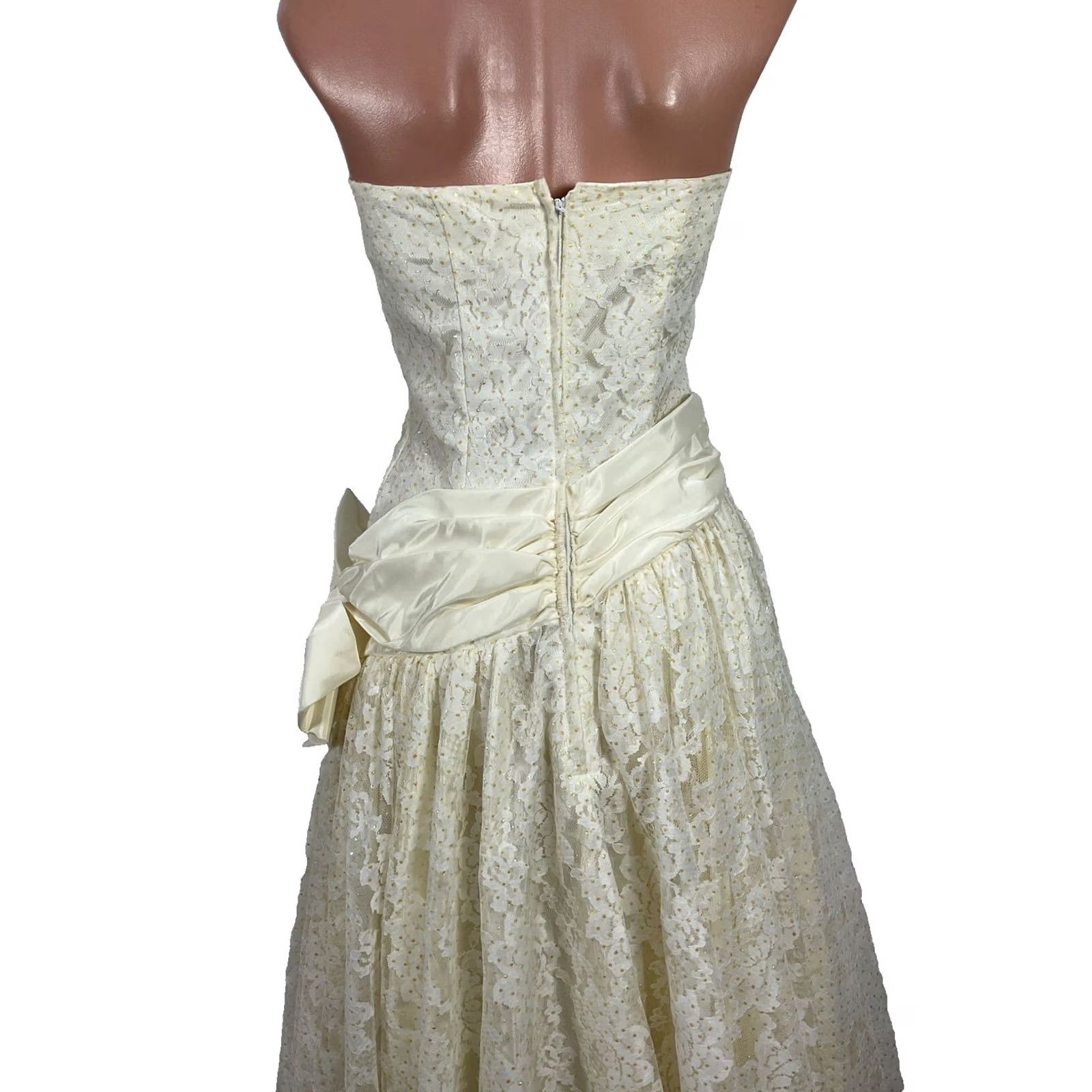 Vintage VINTAGE 80s Prom Dress Gown Strapless Lace Wedding Bridal Ivory Full Skirt S/M Size 28" / US 6 / IT 42 - 7 Thumbnail
