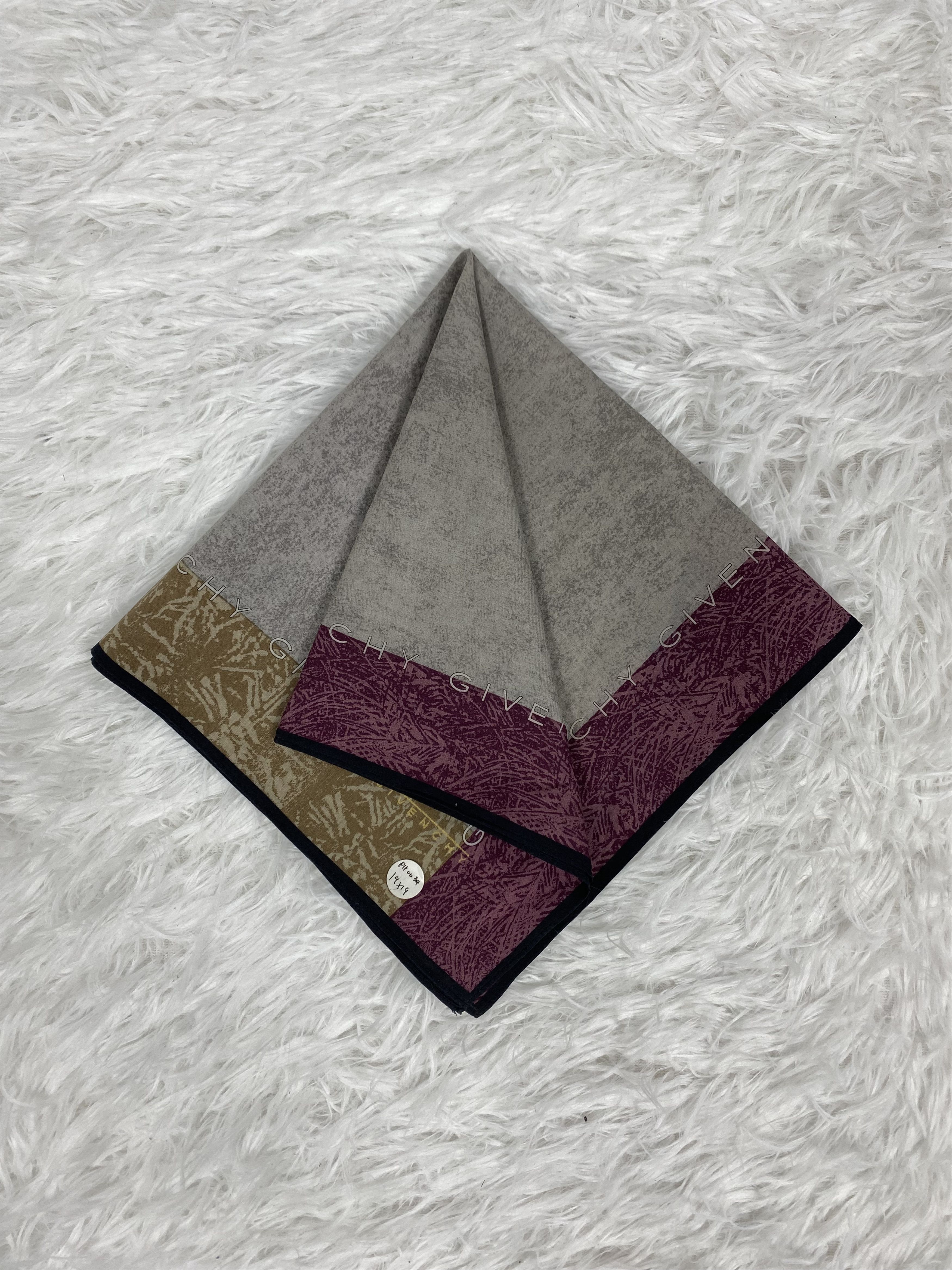 Givenchy × Vintage Vintage Givenchy Handkerchief PH0034 Size ONE SIZE - 1 Thumbnail
