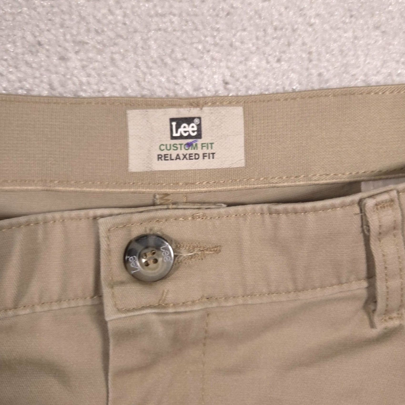 Lee Lee Khakis Pants Mens 38x29 Beige Custom Fit Relaxed Pleated Chino Straight Pants Mens Beige 38x29 Slit? Size US 38 / EU 54 - 5 Thumbnail