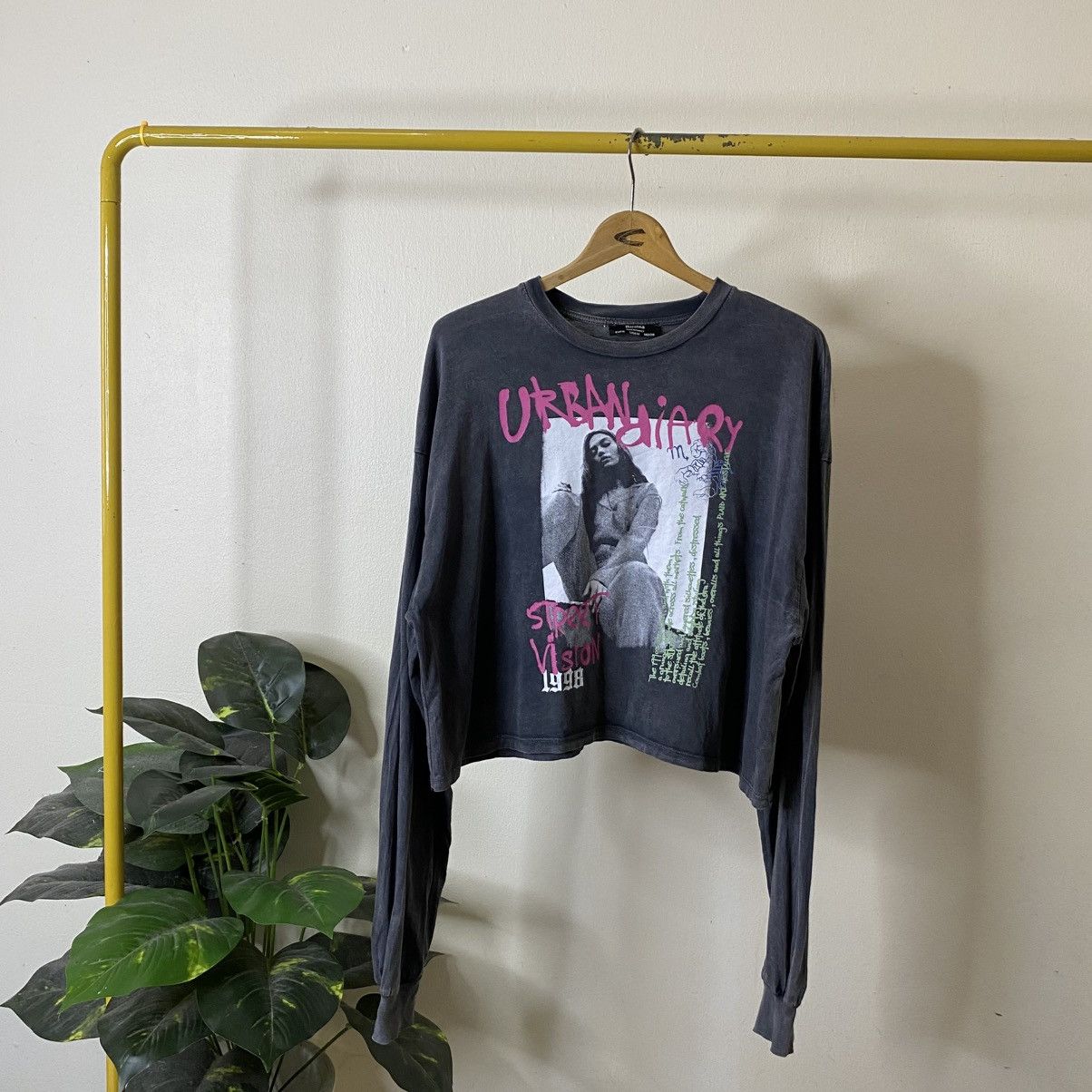 Bershka Urban Diary Hysterics Glamour Style Cropped LS Tshirt Size XL / US 12-14 / IT 48-50 - 1 Thumbnail