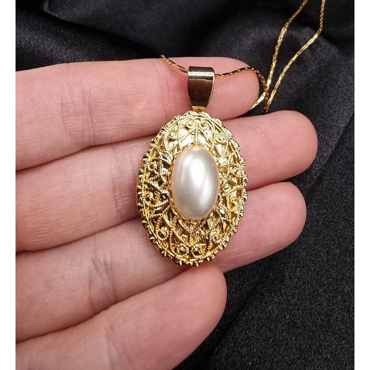 Vintage Vintage 1970's-1980's Oval Goldtone Locket Necklace With Fau Size ONE SIZE - 5 Thumbnail