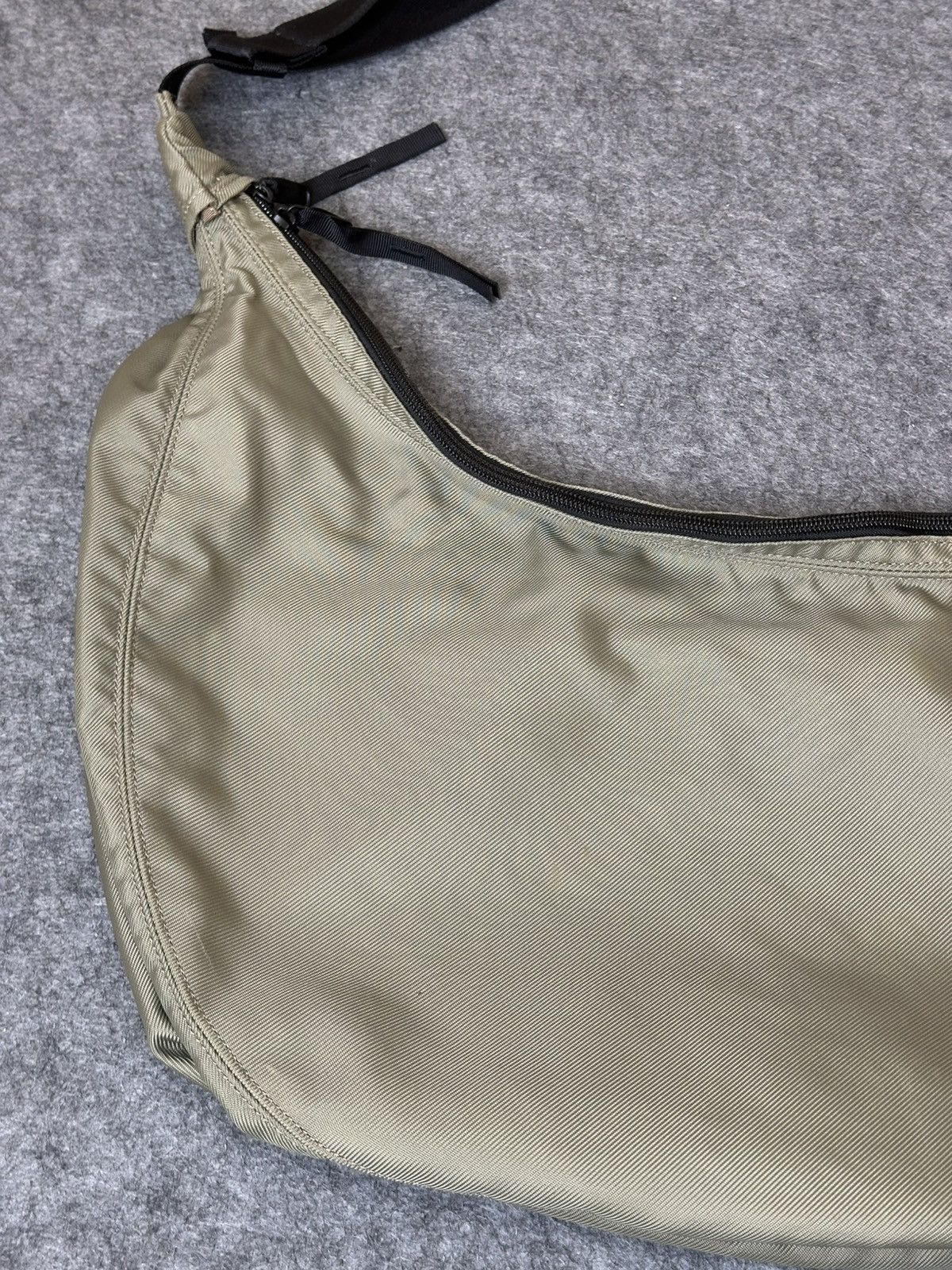 Porter Porter Round Shoulder Bag a distinctive half-moon design. Size ONE SIZE - 3 Thumbnail
