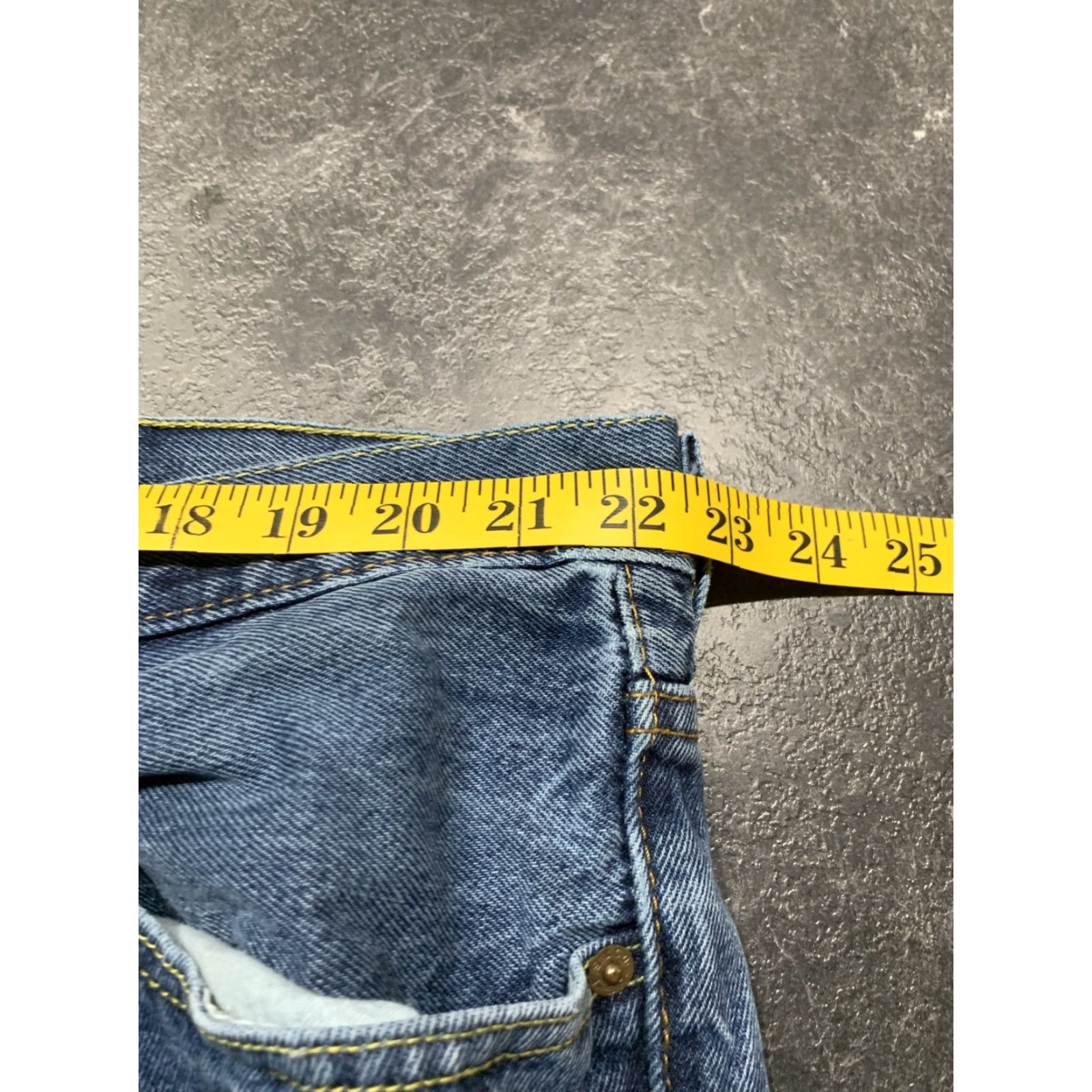 Levi's VINTAGE Levi's 550 Jeans Mens 46x33 Relaxed Taper Denim Blue 90s Mens Size US 30 / EU 46 - 4 Thumbnail