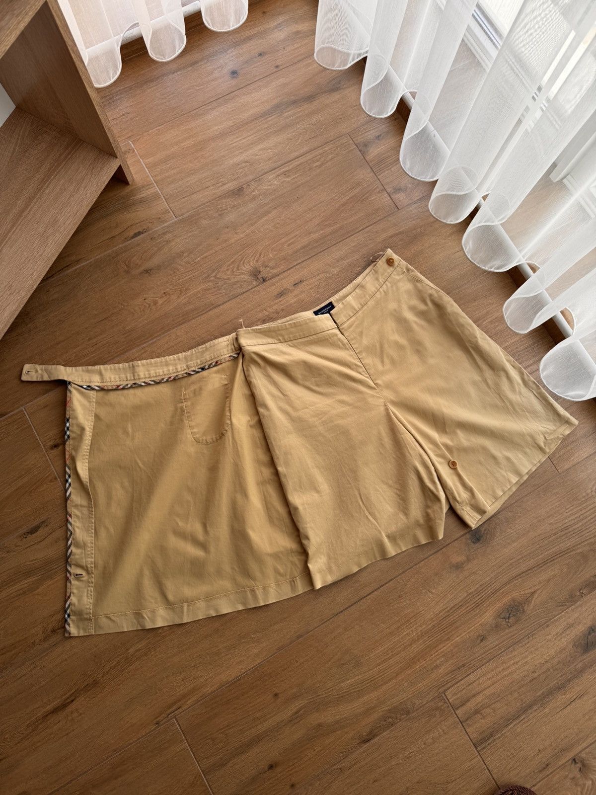 Burberry × Vintage Vintage Burberry Golf Nova Check Luxury Beige Skirt/Shorts Size 28" / US 6 / IT 42 - 6 Thumbnail