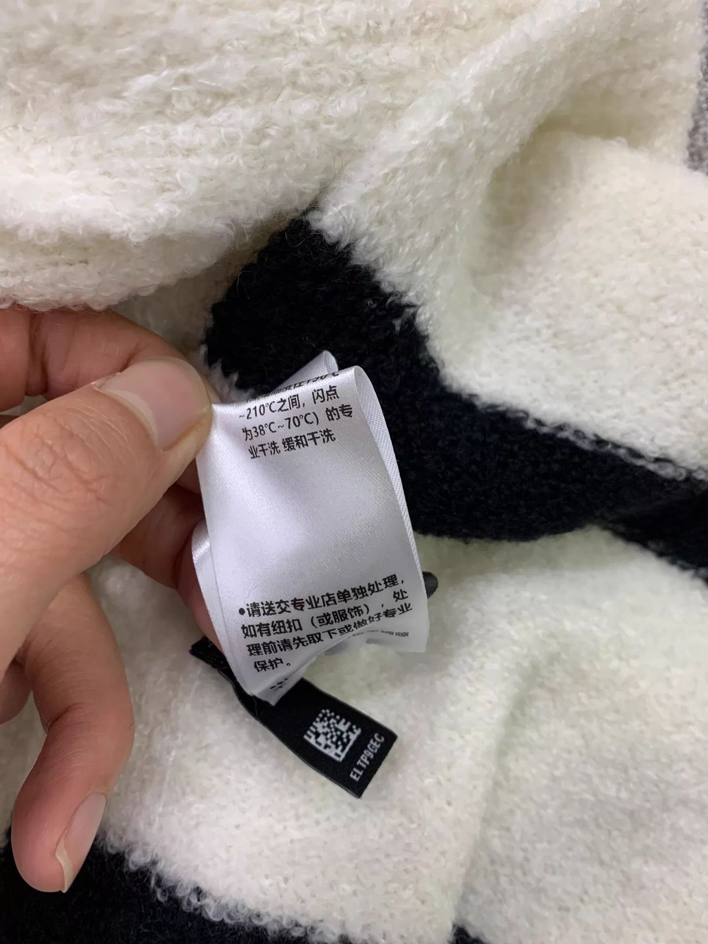 Chanel Chanel Women's Black & White Logo Cashmere Scarf Size ONE SIZE - 7 Thumbnail