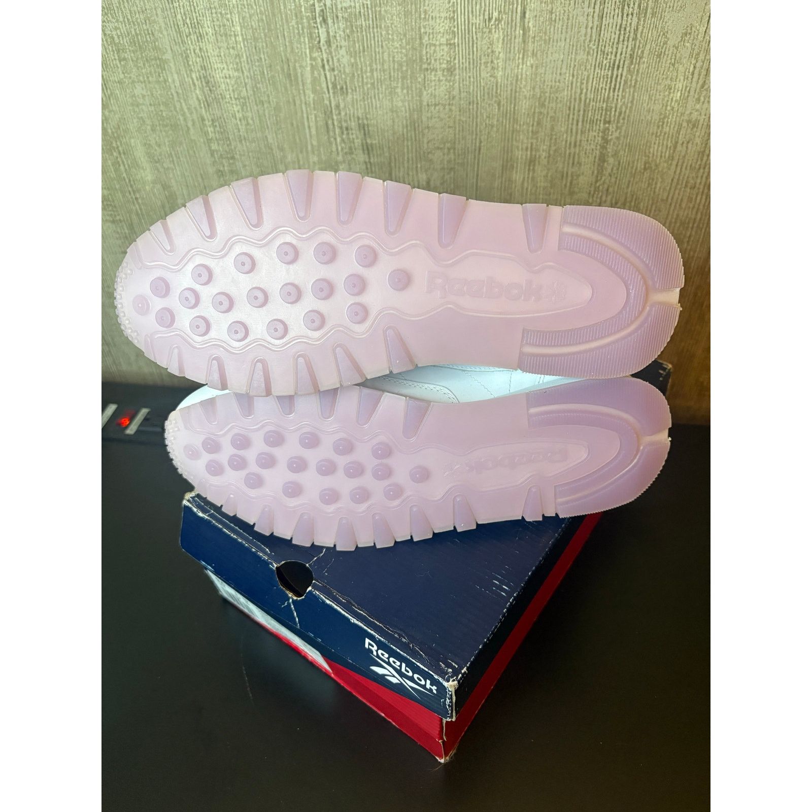 Reebok NWT 9.5W - Classic Leather Reebok Running Shoe (wht/purple) Size US 9.5 / IT 39.5 - 4 Thumbnail