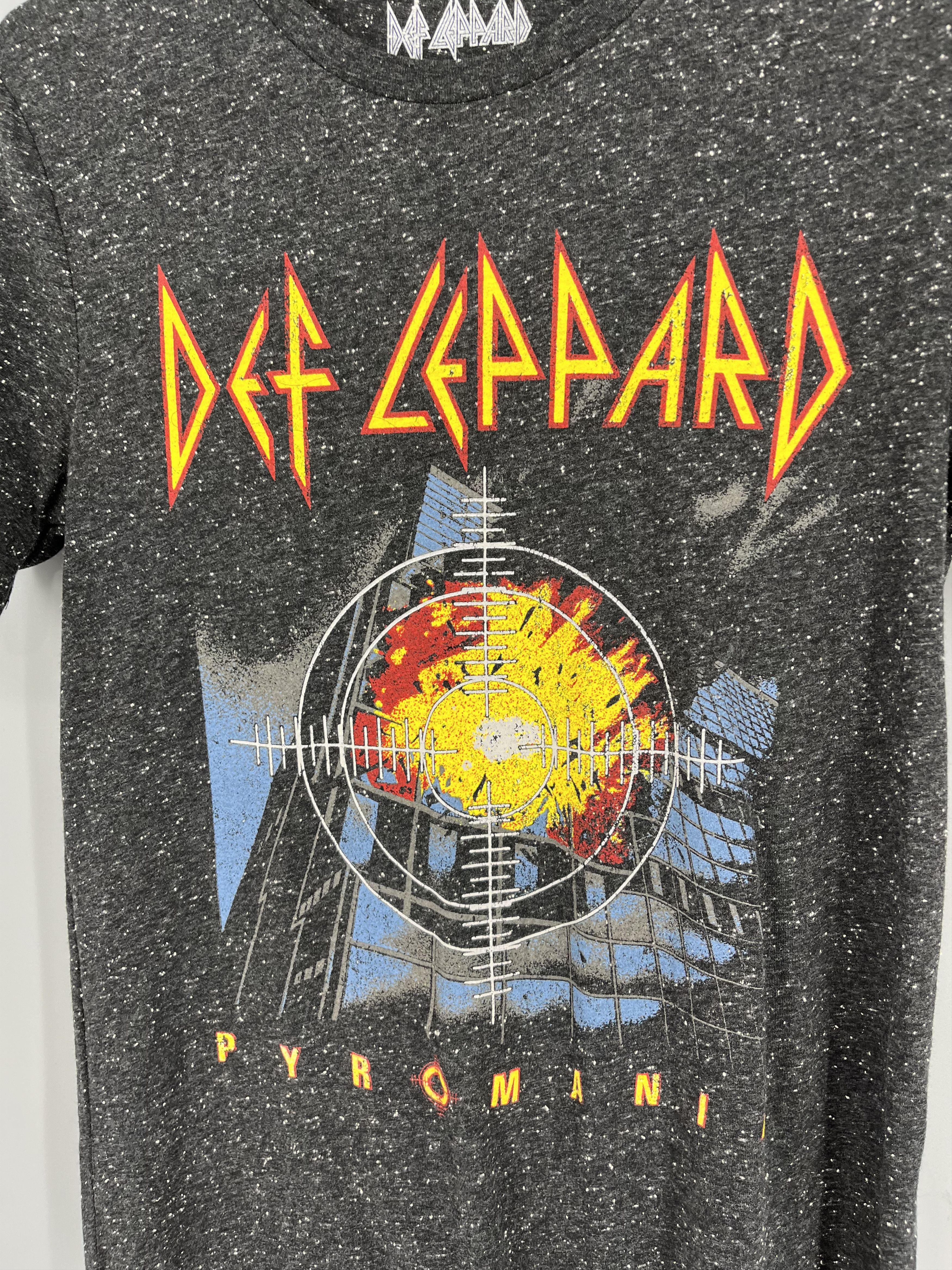 Band Tees Vintage Y2K Def Leppard Pryromania Band Tee Size S Size US S / EU 44-46 / 1 - 5 Thumbnail