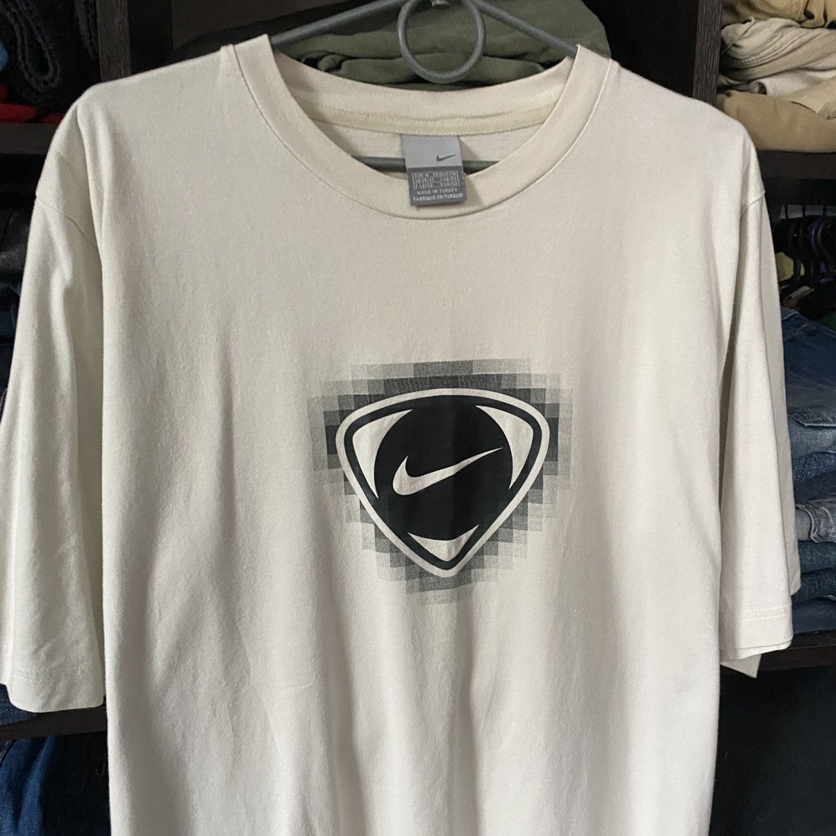 Nike Vintage Nike Big Graphic Logo 2000’s streetwear tee size M Size US M / EU 48-50 / 2 - 2 Thumbnail