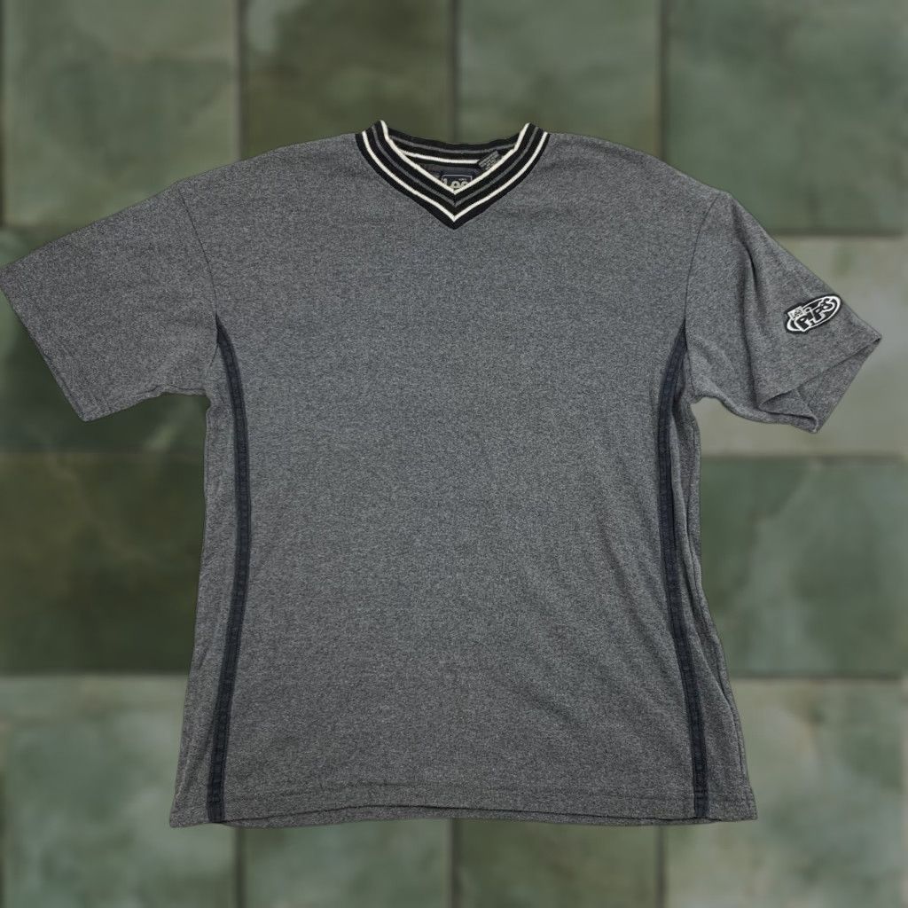 Lee VINTAGE Lee Grunge T-Shirt Adult Large Gray V-Neck 2000s Skater Mens Size US L / EU 52-54 / 3 - 1 Thumbnail