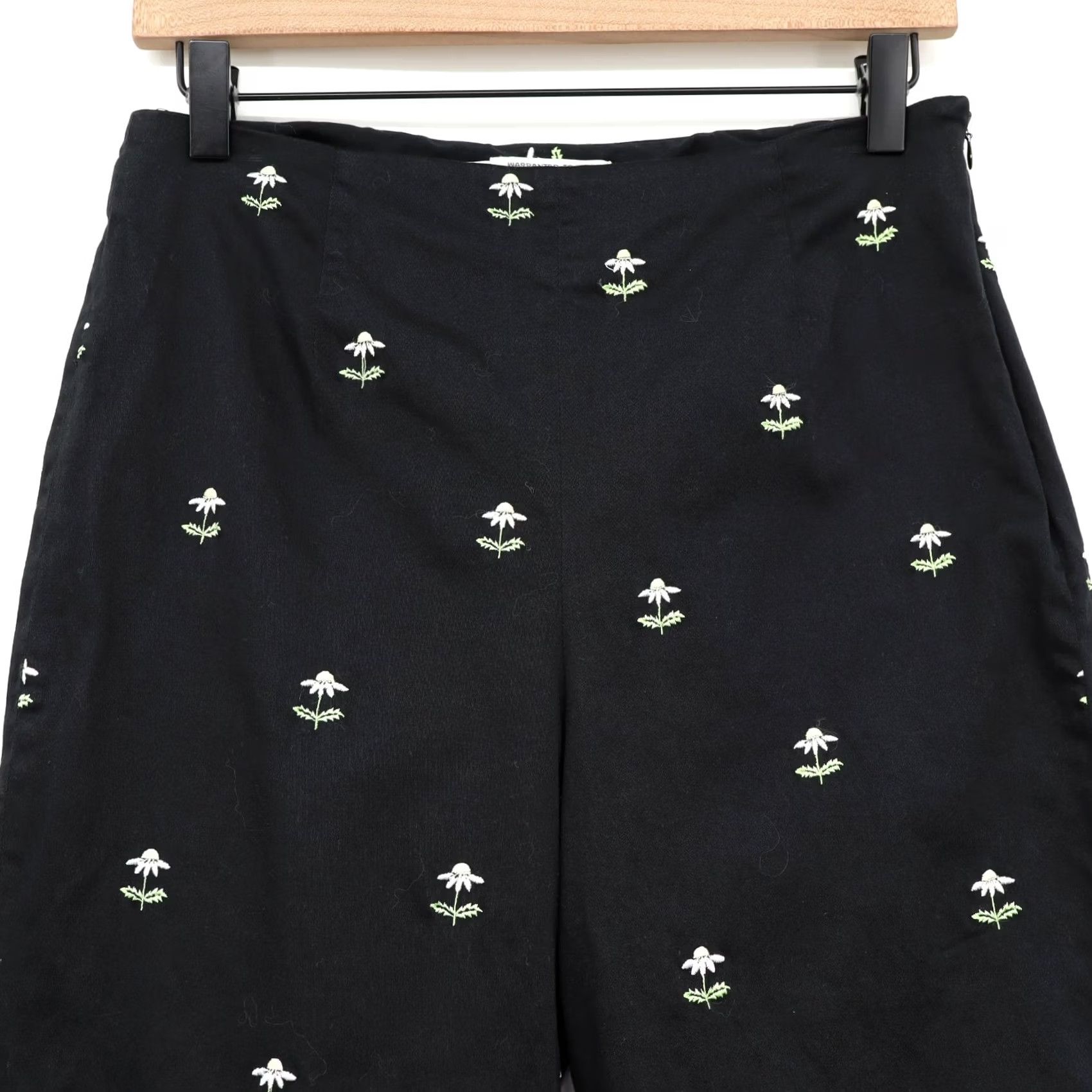 Pendleton Pendleton Women's Black Capri Pants Embroidered Daisy Flowers Sz 8 Capris Casual Free Shipping Size 30" / US 8 / IT 44 - 3 Thumbnail