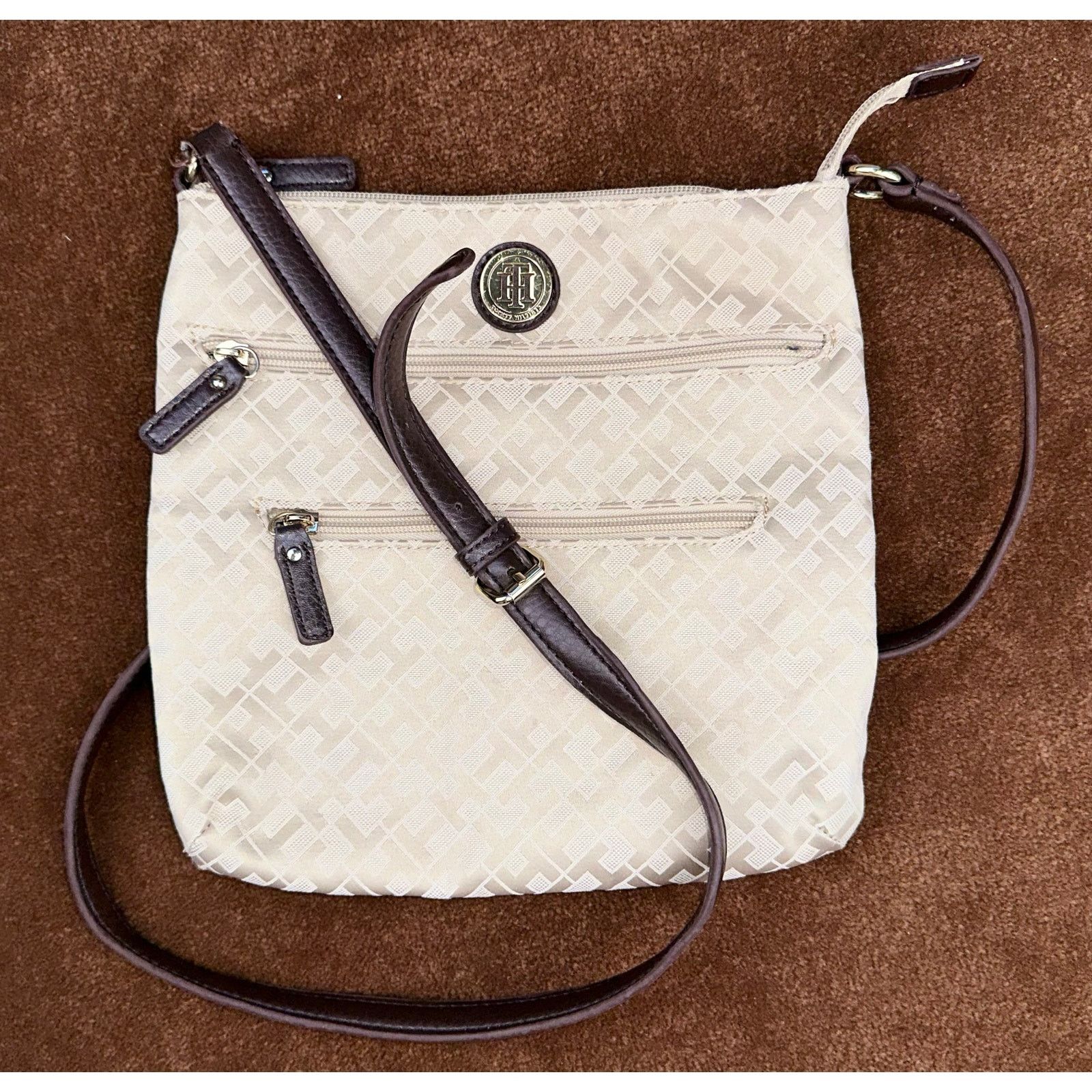 Tommy Hilfiger Tommy Hilfiger Tan Faux Leather TH Signature Med Purse Size ONE SIZE - 1 Thumbnail