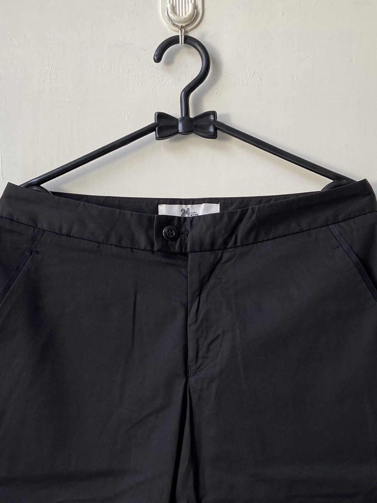 Issey Miyake 24 ISSEY MIYAKE Black Shorts Size US 27 - 3 Thumbnail