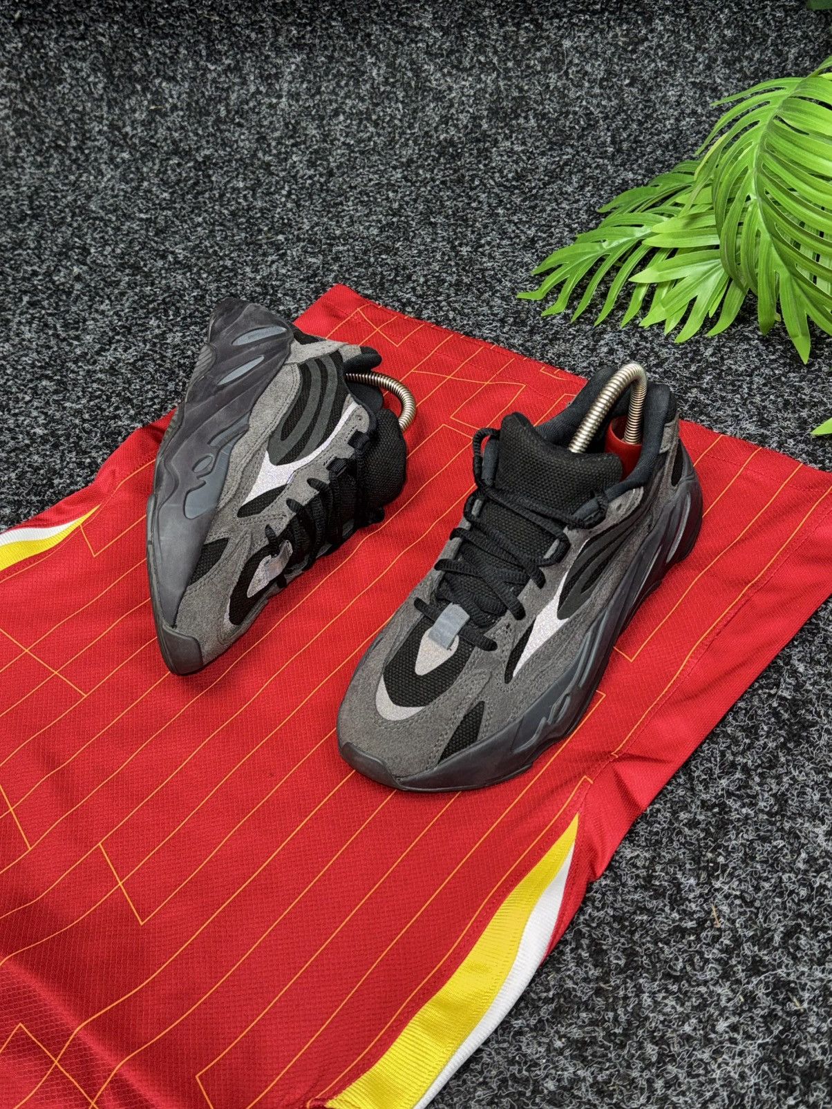 Adidas Adidas Yeezy Boost 700 V2 Vanta FU6684 Size 39 Size US 6 / IT 36 - 5 Thumbnail