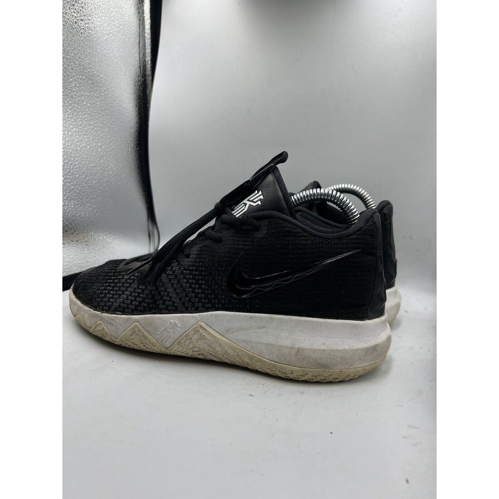Nike Nike Boys Kyrie Irving Flytrap Black/White Shoes Size 6Y Size US 6 / EU 39 - 3 Thumbnail