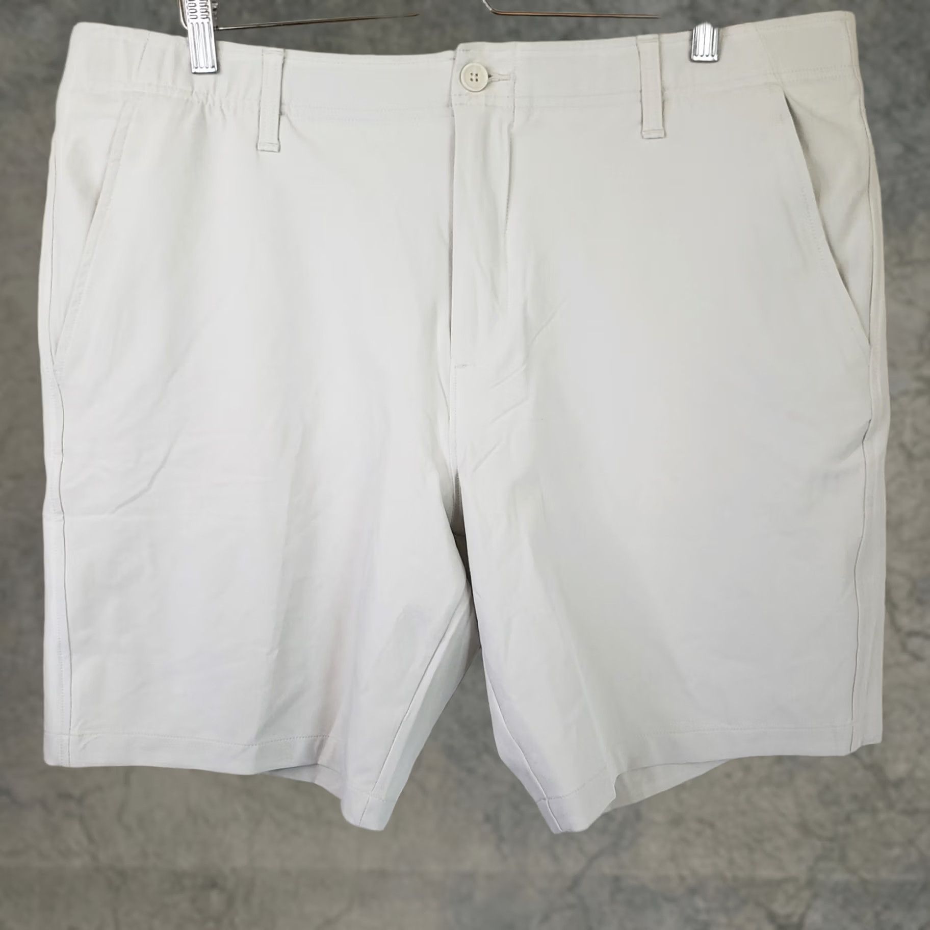 Under Armour Under Armour Shorts Casual Men's 40x10 Khaki Beige Polyester Spandex Relaxed Inseam 10" Cargo Button Zipper Logo Breathable EUC Size US 40 / EU 56 - 1 Thumbnail