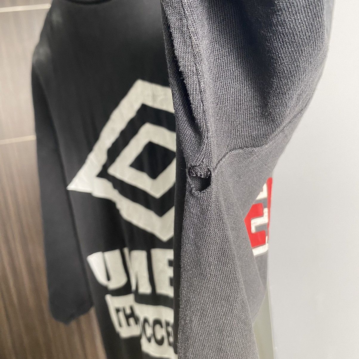 Umbro 💥SICK💥THRASHED Faded Vintage 90s Umbro ERD OASIS TSHIRT Size US L / EU 52-54 / 3 - 9 Thumbnail