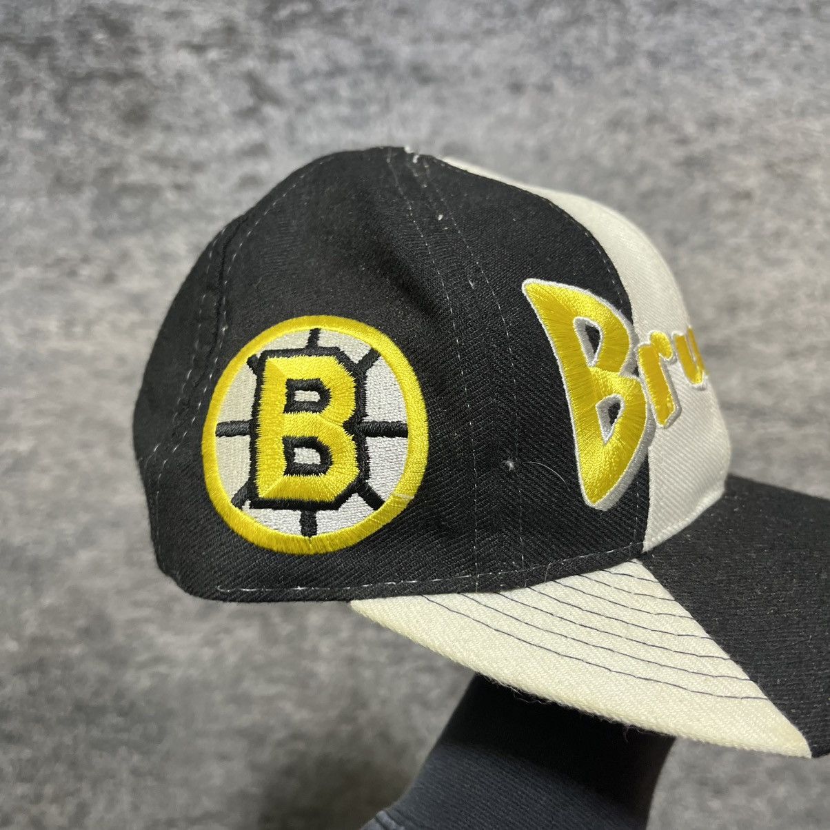 NHL VINTAGE 90s BOSTON BRUINS EMBROIDERED NHL SNAPBACK HAT Size ONE SIZE - 3 Thumbnail