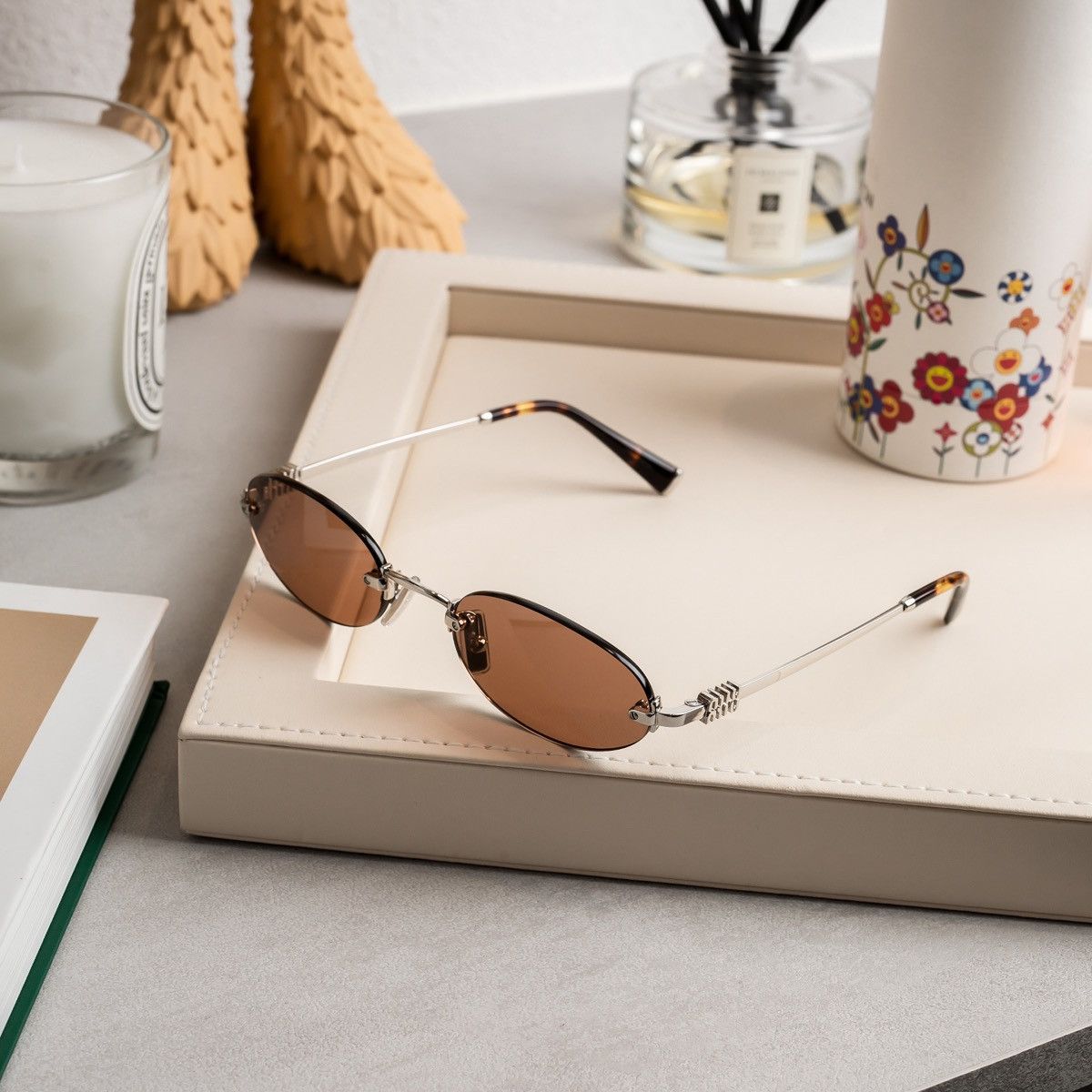 サングラス MiuMiu SS25 Miu Miu - 0MU A54S - 1BC90Q (0MU A54S 1BC90Q) Miu Miu MU A54S S (51 - 20) with Brown lenses and Gold frame