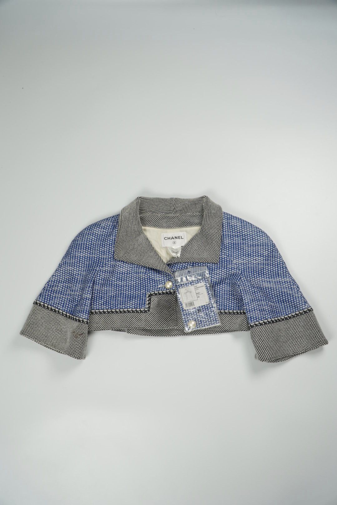 Chanel Chanel Crop Tweed Jacket Size M / US 6-8 / IT 42-44 - 1 Thumbnail
