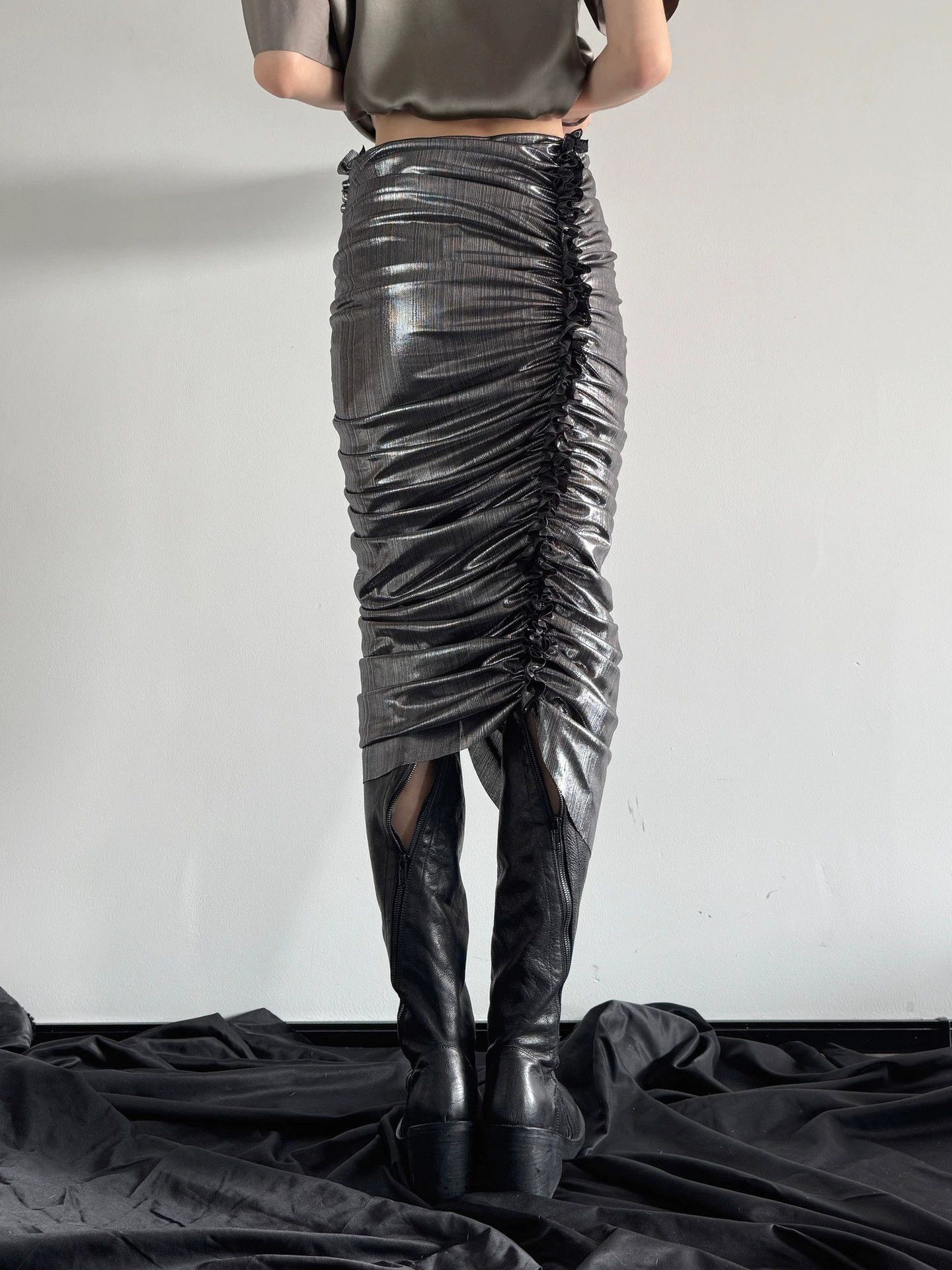 Vivienne Tam Vivienne Tam New w/ tags Size 40 Elastic Pleated Shiny Irregular Skirt Size 27" / US 4 / IT 40 - 6 Thumbnail