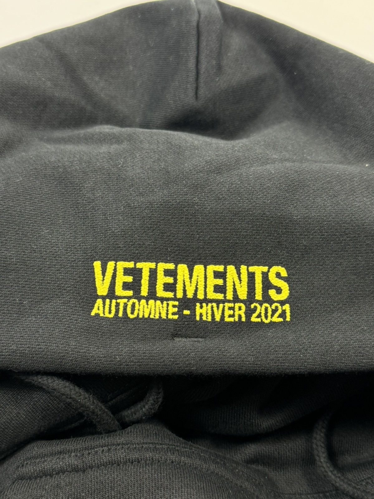 Vetements VETEMENTS WORLD TOUR BLACK AND YELLOW OVERSIZED HOODIE Size US XL / EU 56 / 4 - 4 Thumbnail