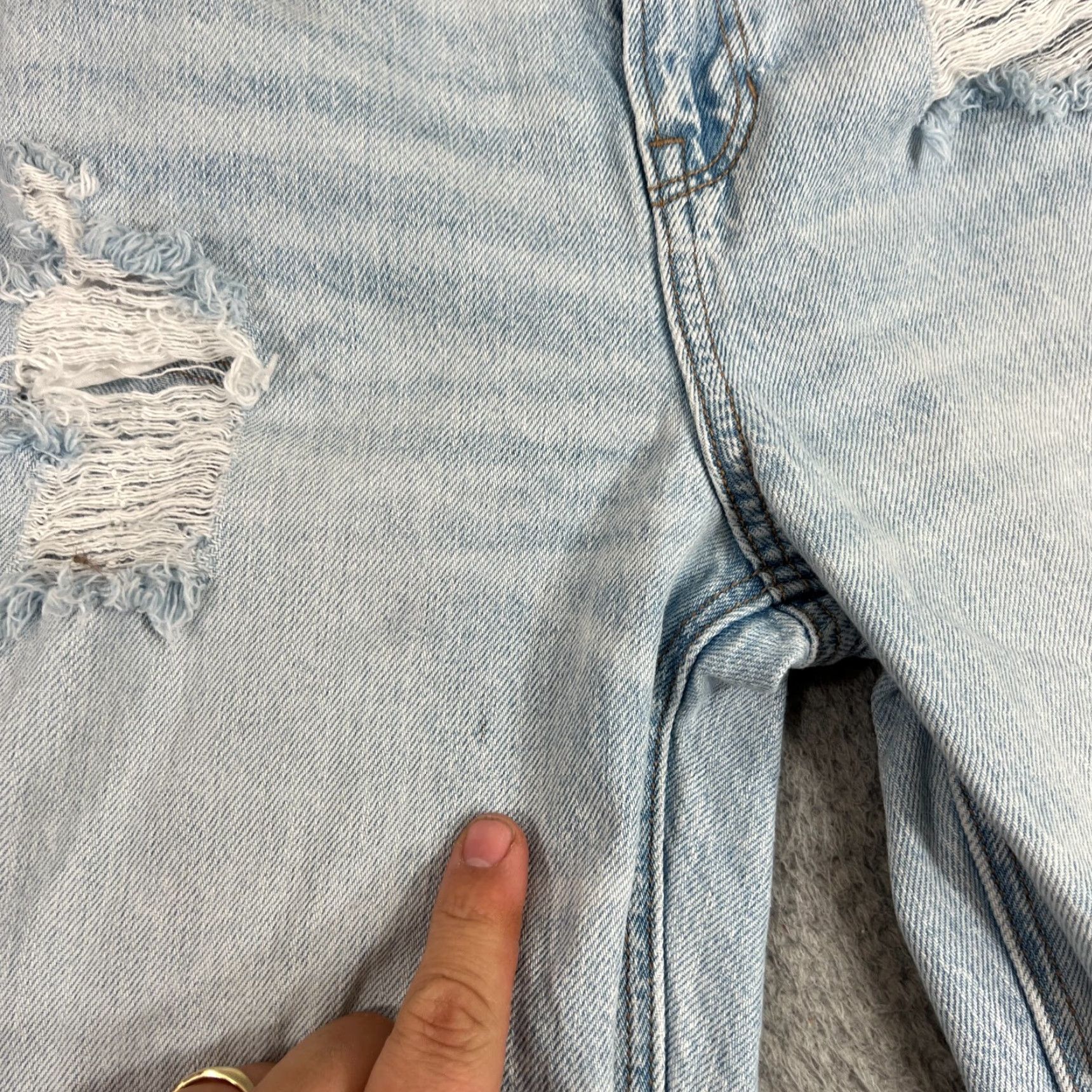 American Eagle Outfitters VINTAGE American Eagle Womens Jeans Boyfriend 4 Light Wash High Rise 90s Distressed Denim Size 27" / US 4 / IT 40 - 2 Thumbnail