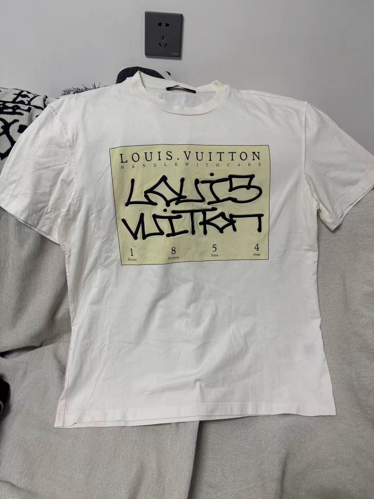 Louis Vuitton LV XL Authentic Short-Sleeve T-Shirt Size US XL / EU 56 / 4 - 1 Thumbnail