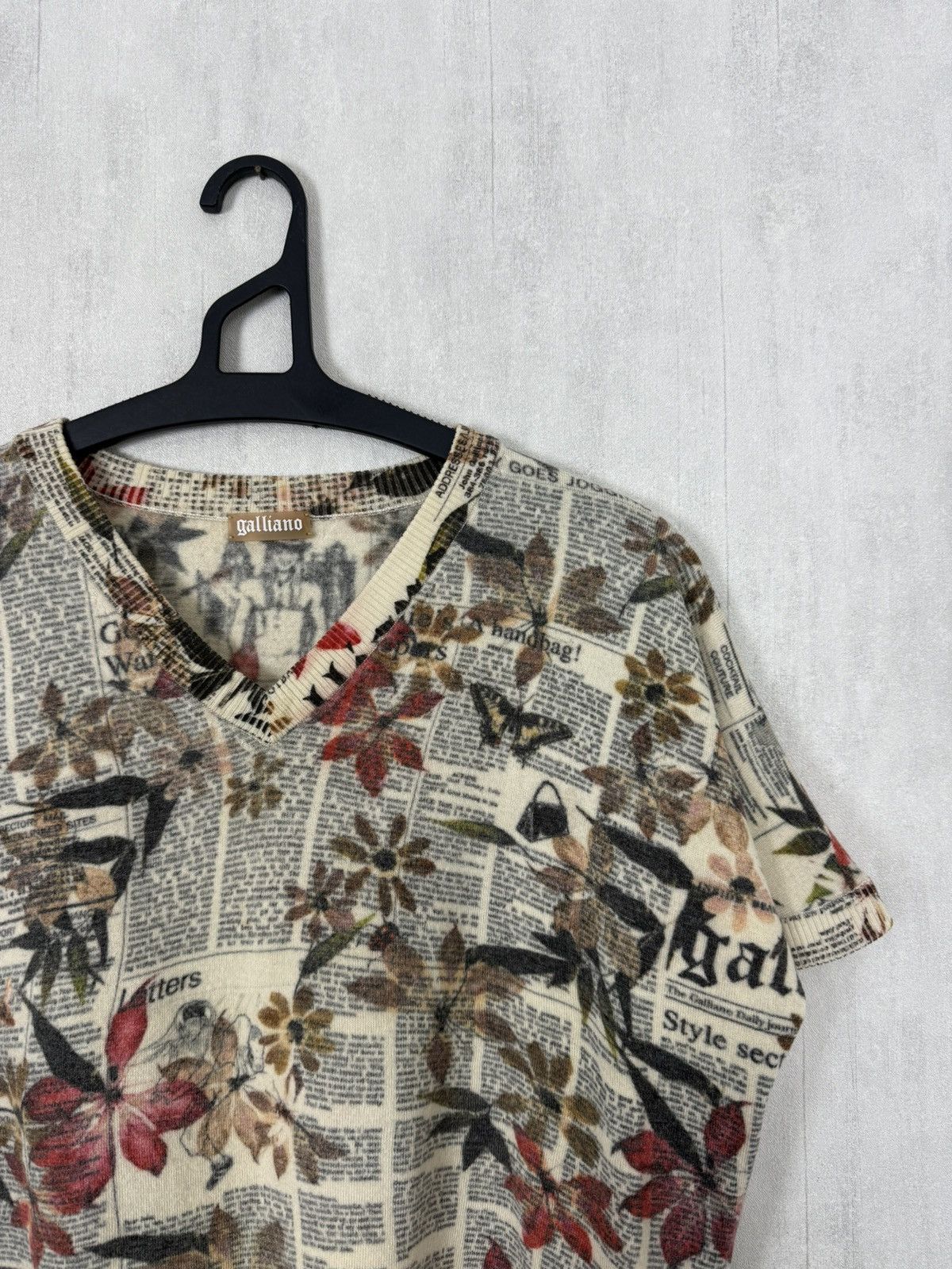 John Galliano John Galliano Newspaper Floral Print V-Neck Wool T-Shirt Size M / US 6-8 / IT 42-44 - 3 Thumbnail