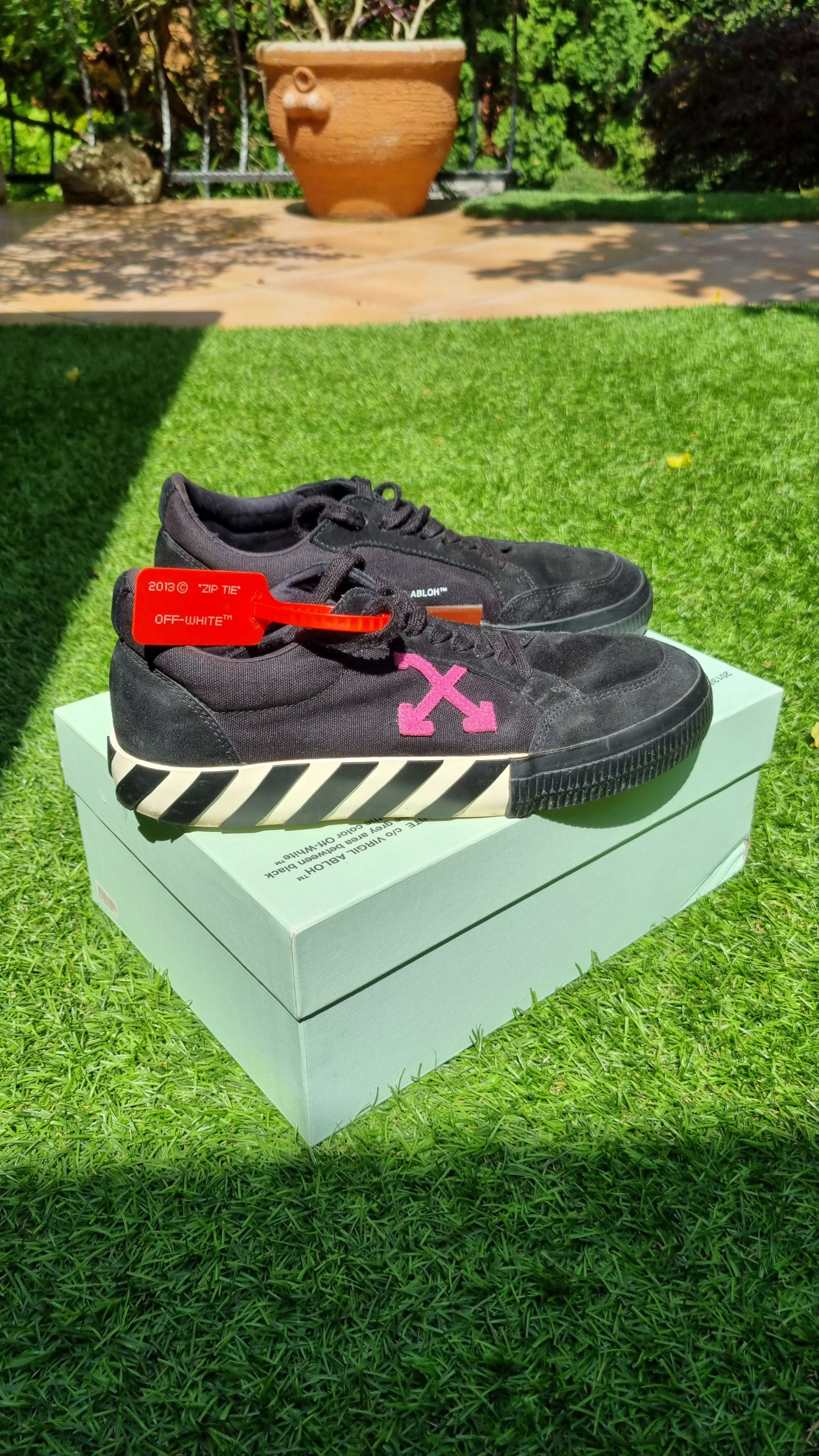Off-White Vulc Low "Fuchsia" Size US 8 / EU 41 - 1 Thumbnail