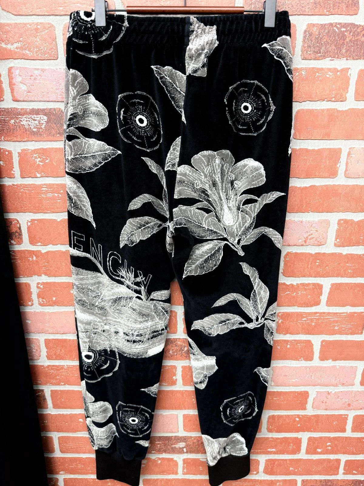 Givenchy Givenchy velvet floral lounge pants size M Size US 32 / EU 48 - 9 Thumbnail