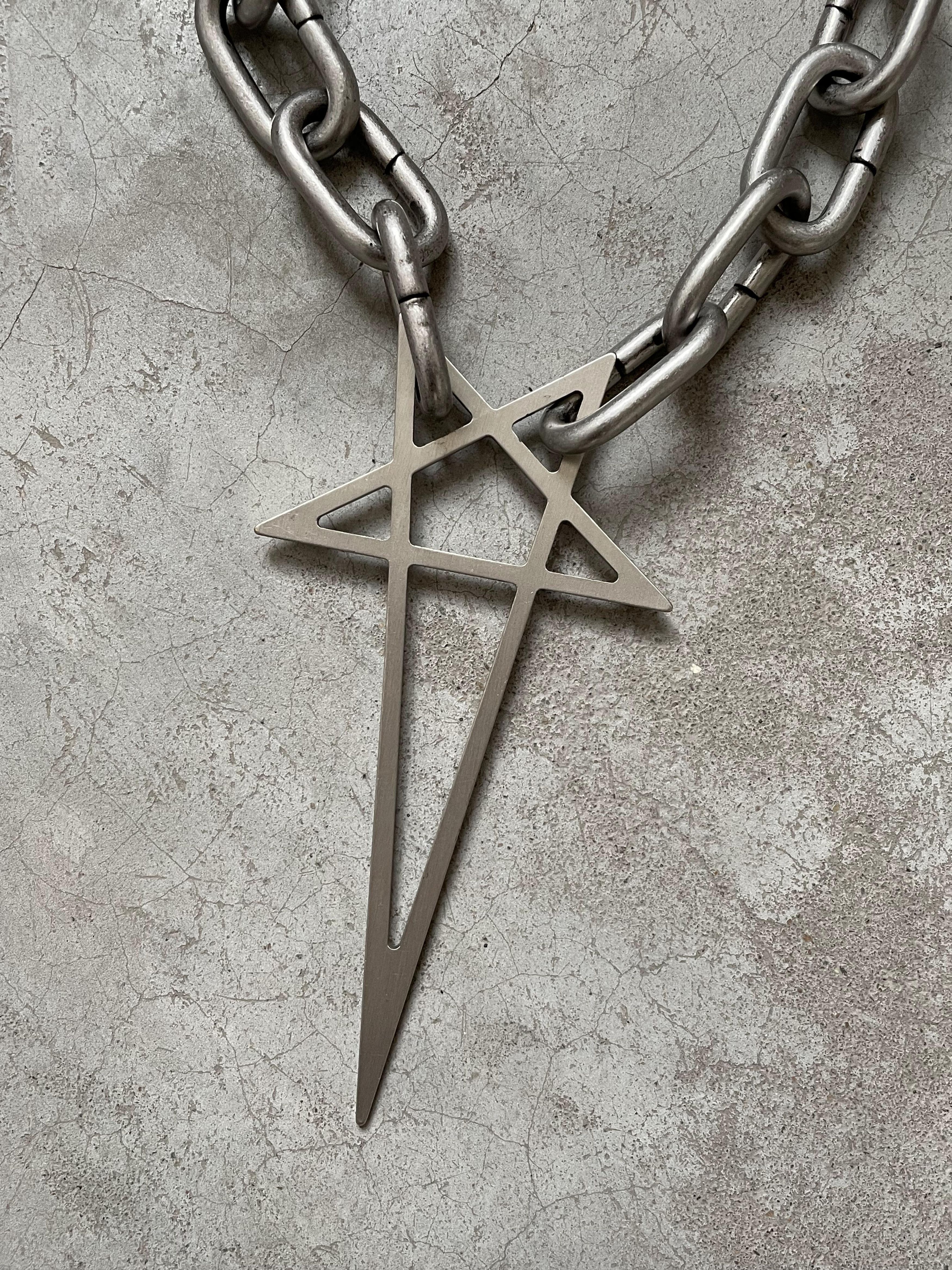 PENTAGRAM CHAIN CHOKER