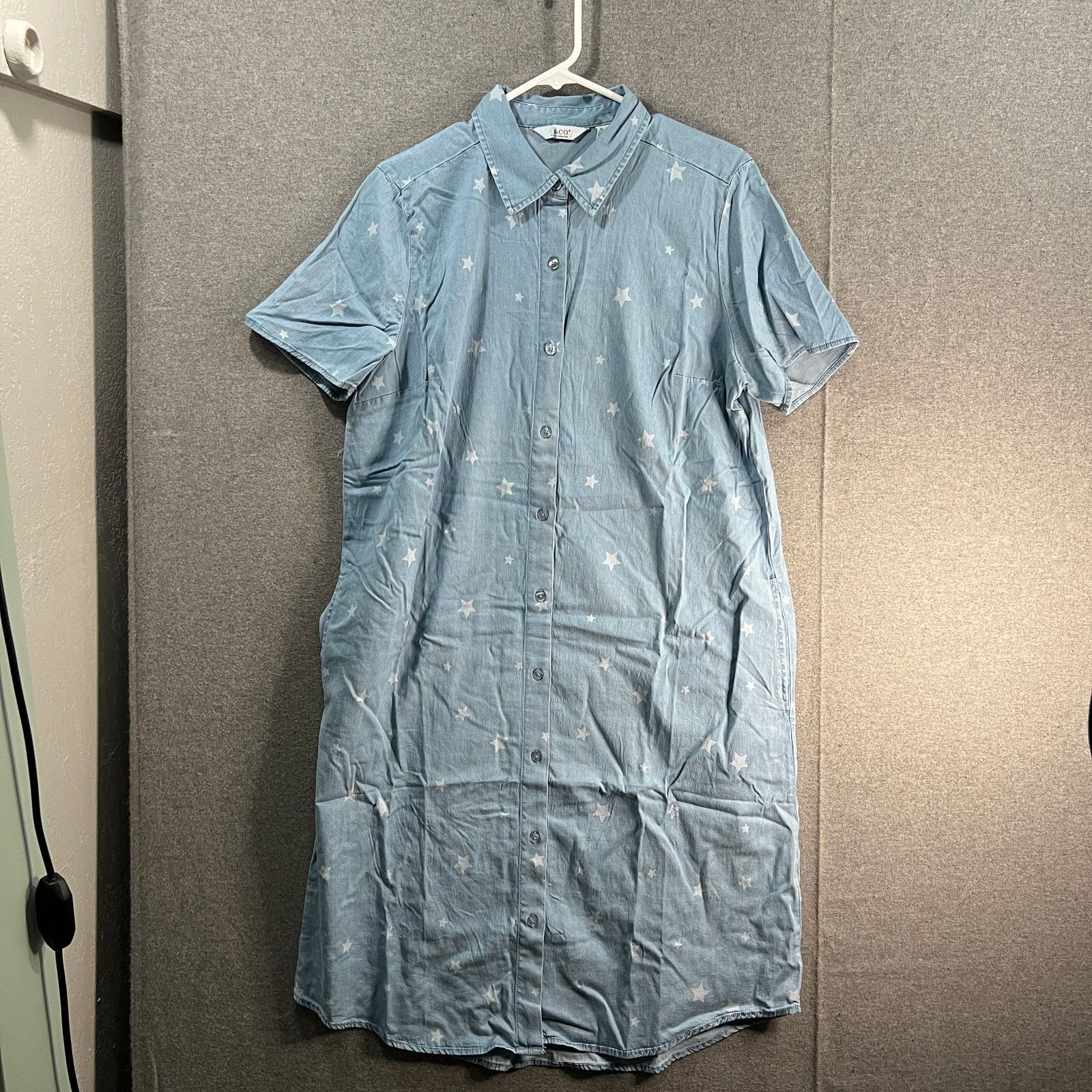 Denim & Co. Denim & Co. Stretch Lyocell Star Print Short-Sleeve Size M / US 6-8 / IT 42-44 - 1 Thumbnail