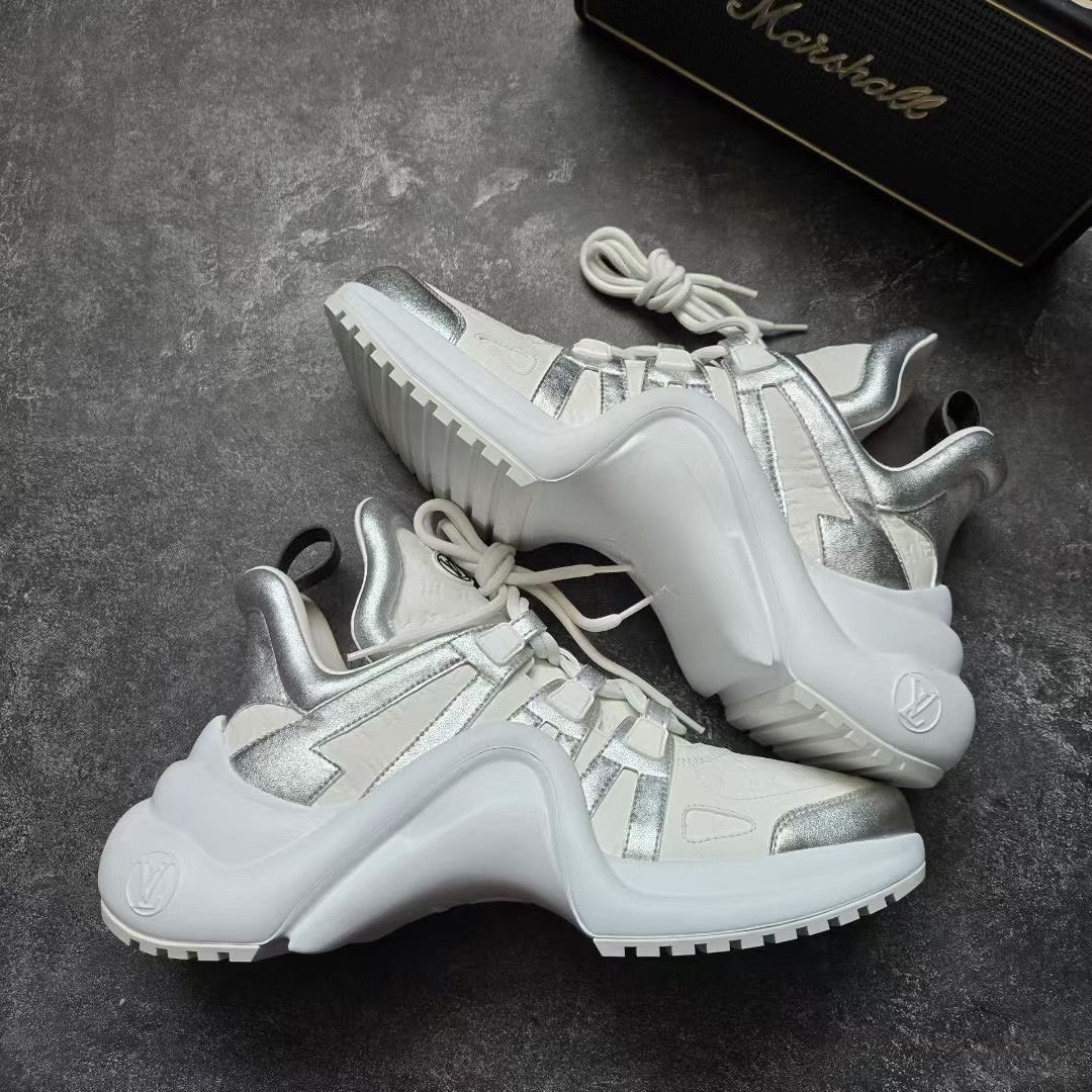 Louis Vuitton Louis Vuitton White Lowtop Sneakers 41 Men Size US 8.5 / EU 41-42 - 1 Thumbnail