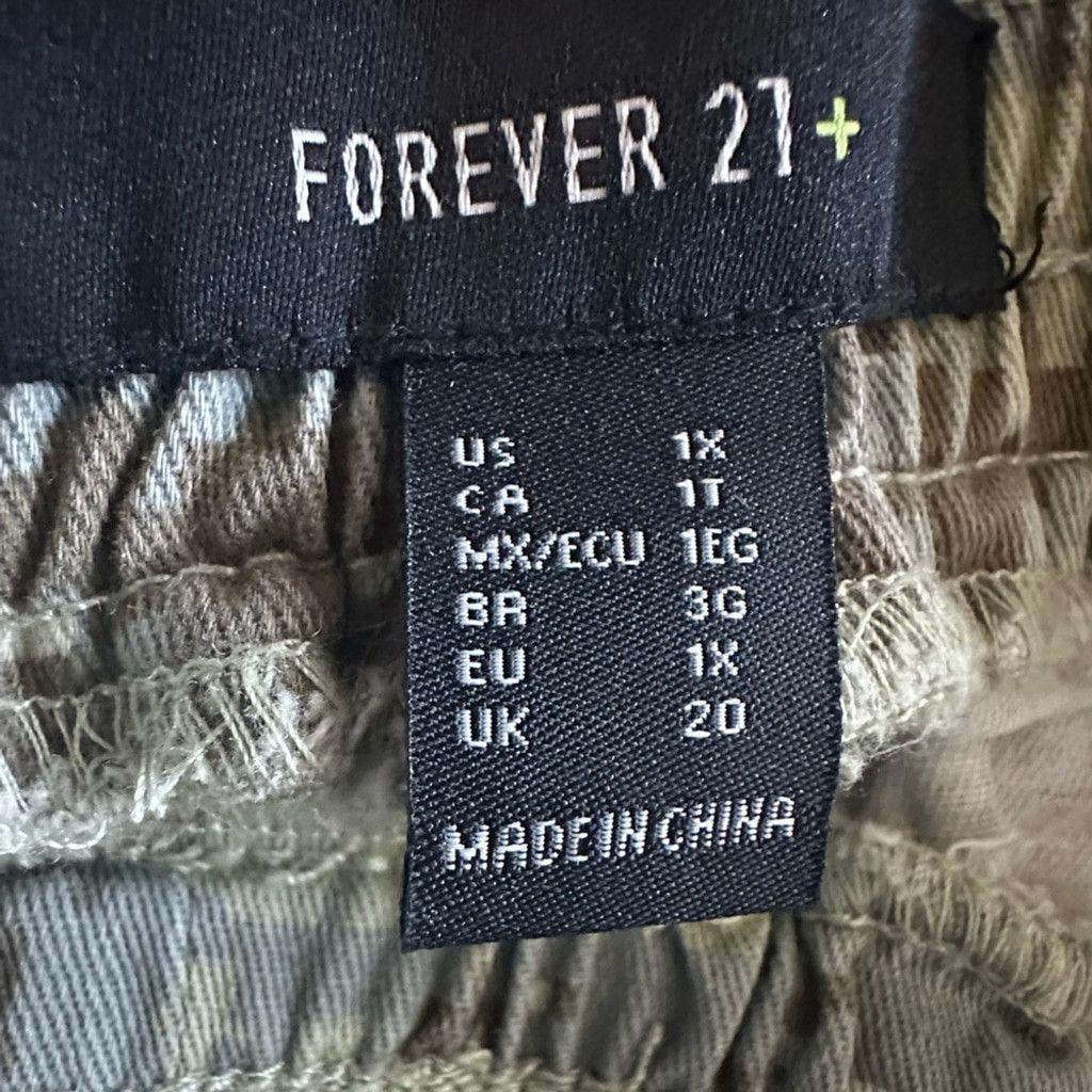 Forever 21 Forever 21+ CARGO SHORT Camo Olive Green Gray Women 1X. Size 24" / US 00 / IT 34 - 9 Thumbnail
