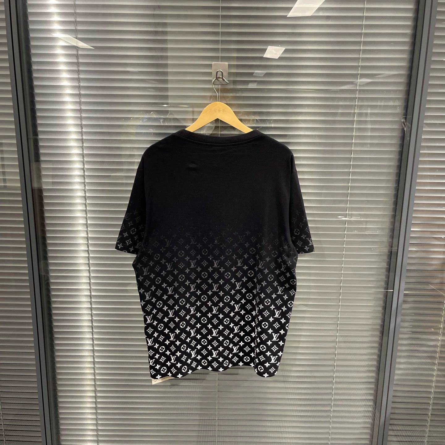 Louis Vuitton Louis Vuitton Gradient Monogram All-Over SS Tee Size US XXL / EU 58 / 5 - 2 Thumbnail