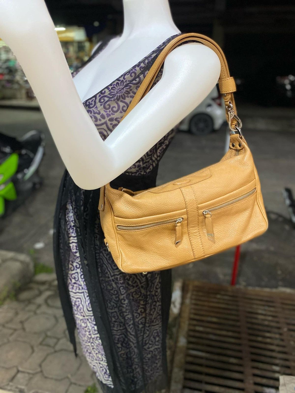 Designer × Tod's × Vintage TOD'S punpkin orange leather MEDIUM MIKY NOMADE shoulderbag Size ONE SIZE - 1 Thumbnail