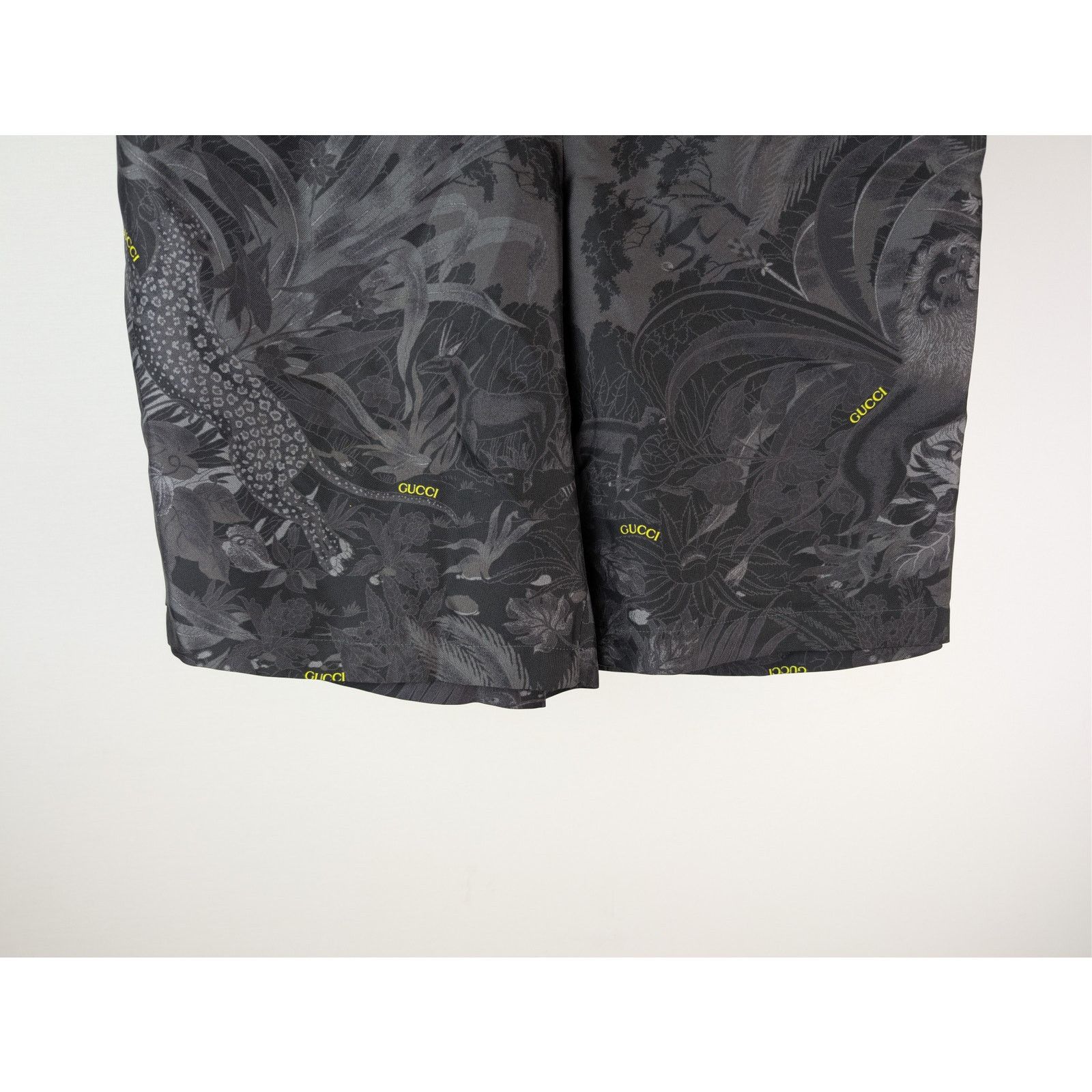 Gucci o1rshd1 Flora & Fauna Print Silk Shorts in Anthracite Gray Size US 32 / EU 48 - 4 Thumbnail